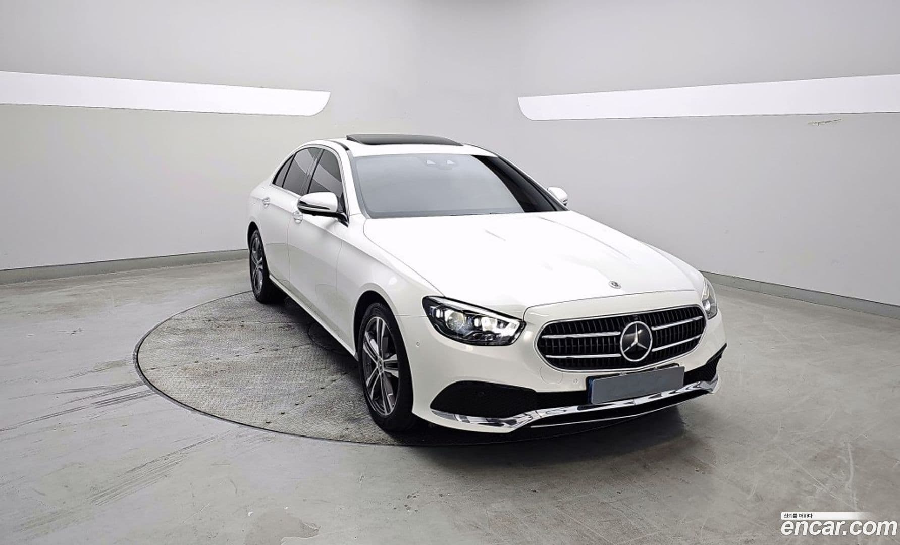 Main__Slider__Photo:E-Class Mercedes-Benz 2022.7-0