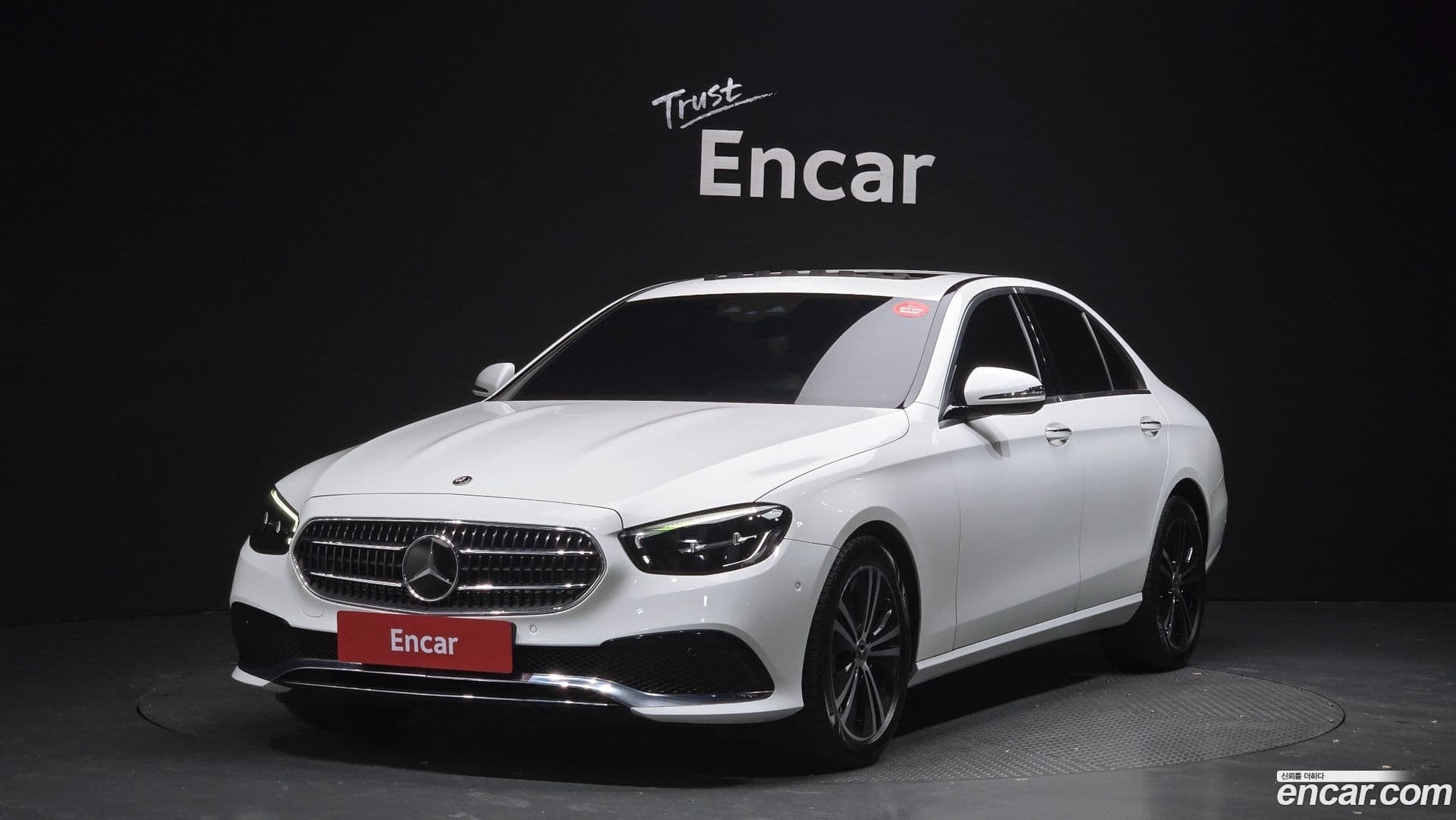 Main__Slider__Photo:E-Class Mercedes-Benz 2020.11-0