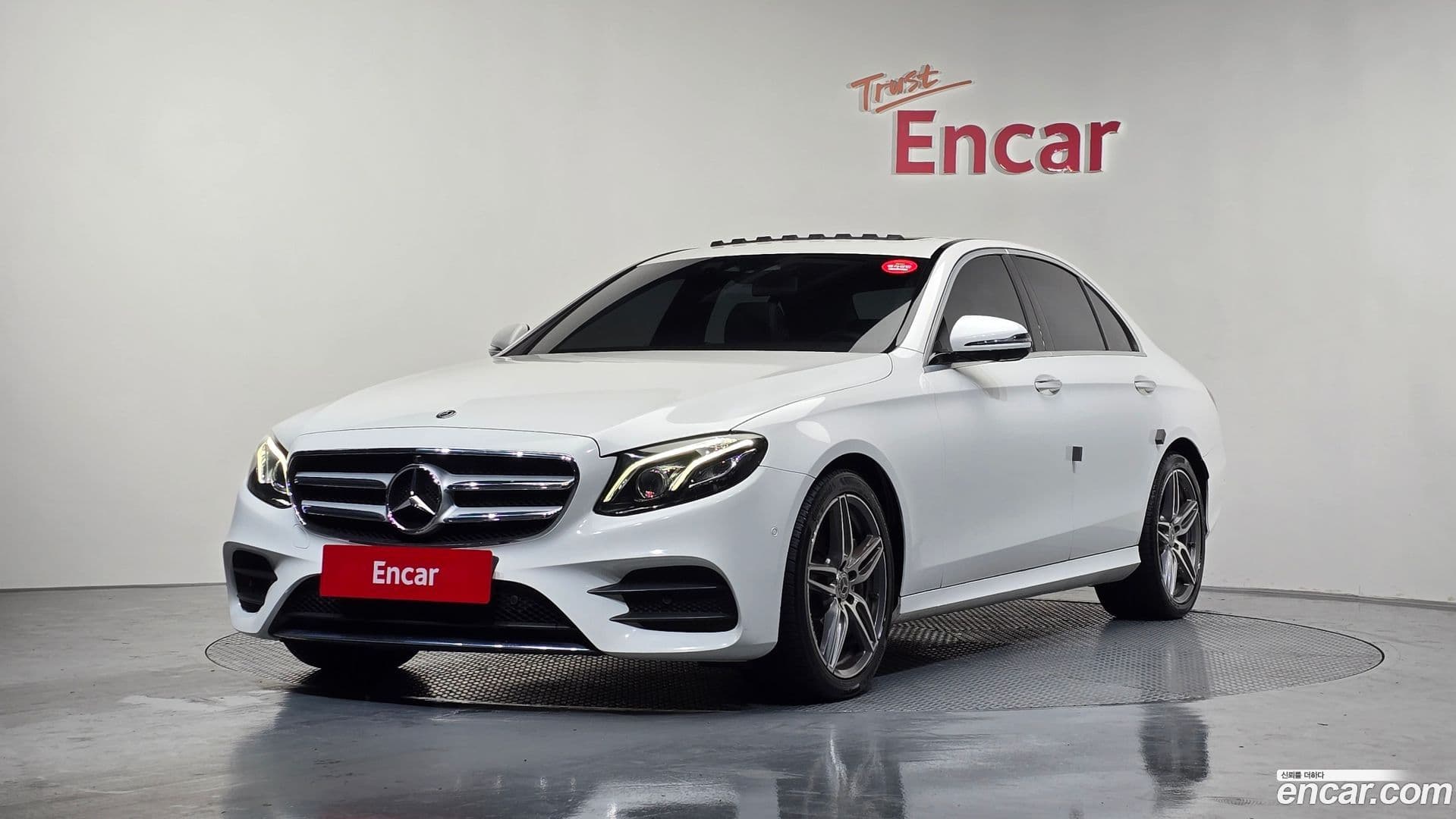 Main__Slider__Photo:E-Class Mercedes-Benz 2019.4-0
