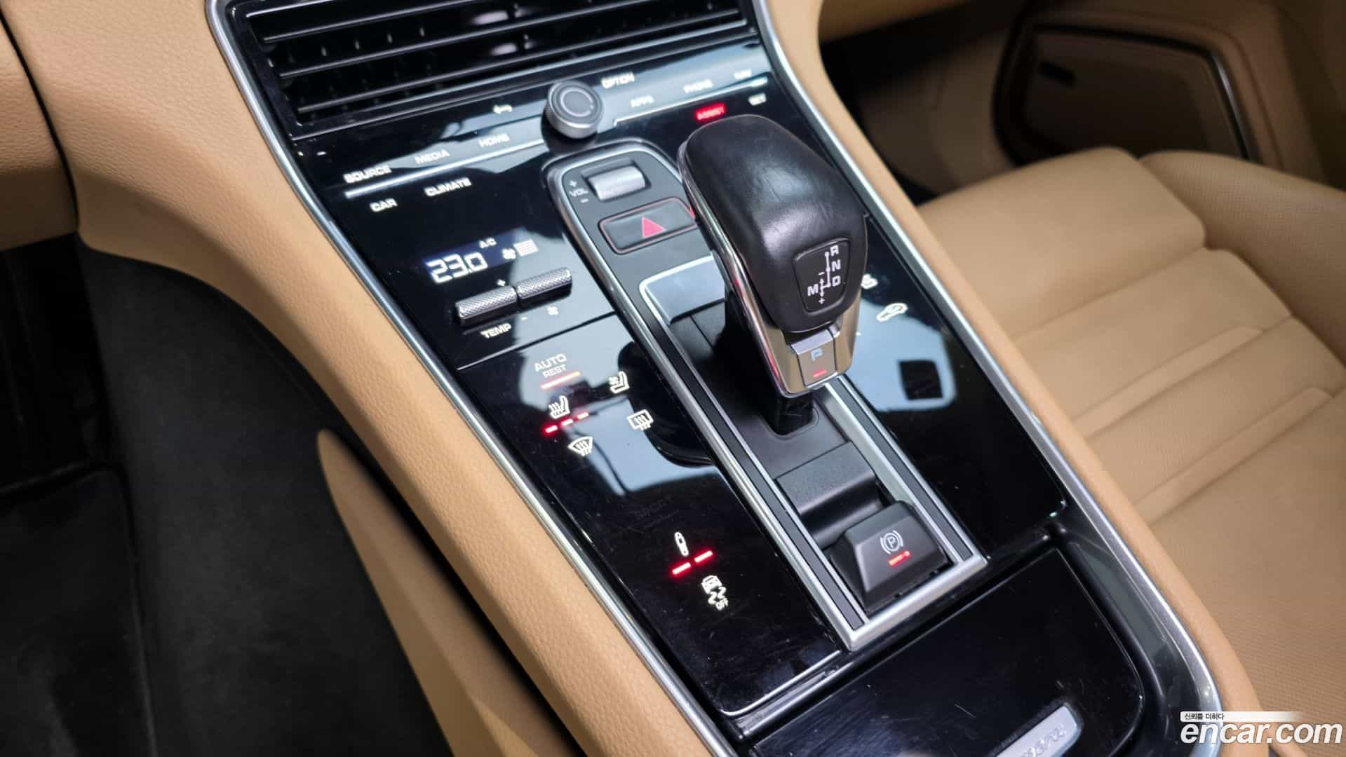 Panamera Porsche 2021.10-INNER-009