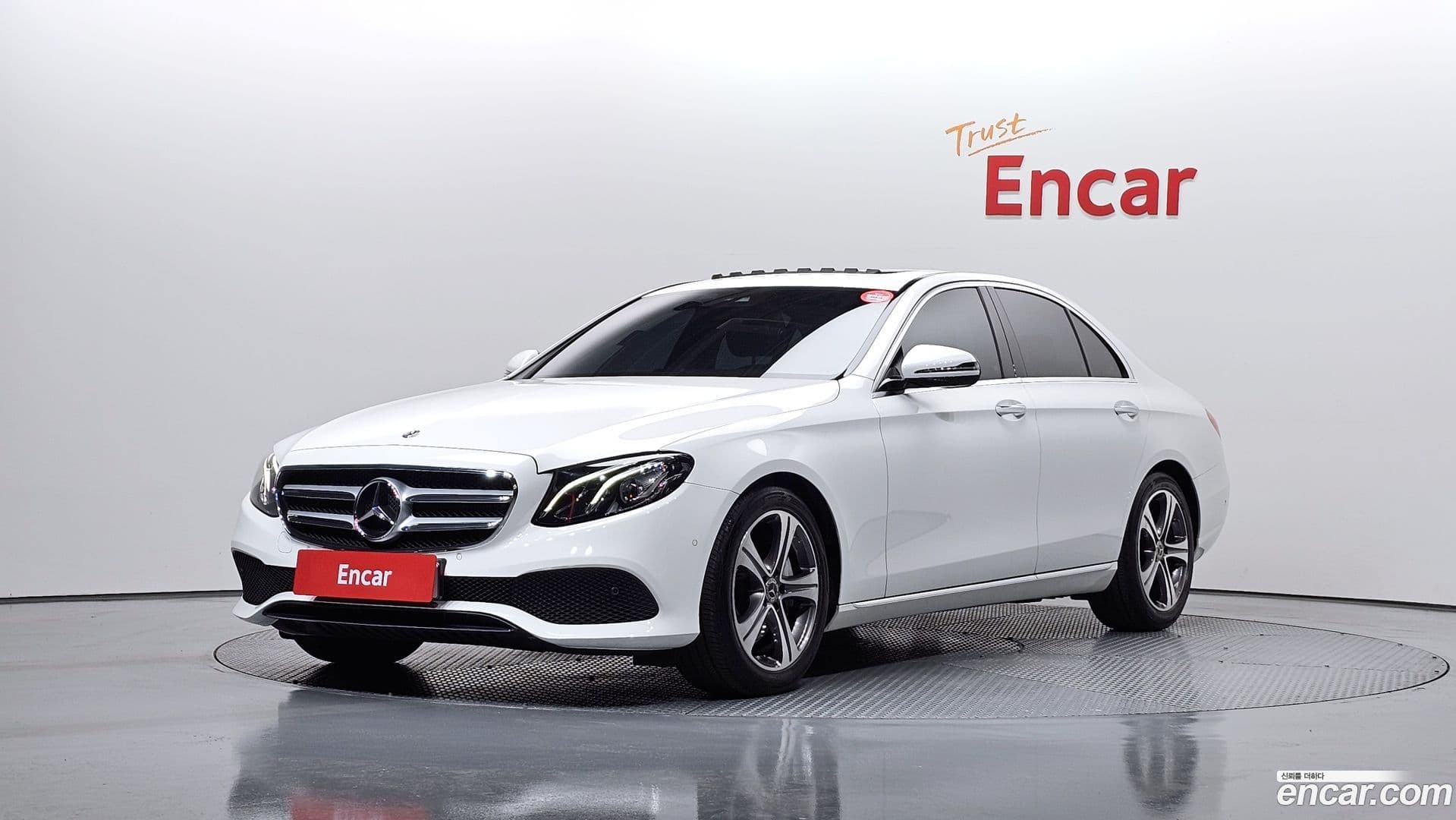 Main__Slider__Photo:E-Class Mercedes-Benz 2018.9-0