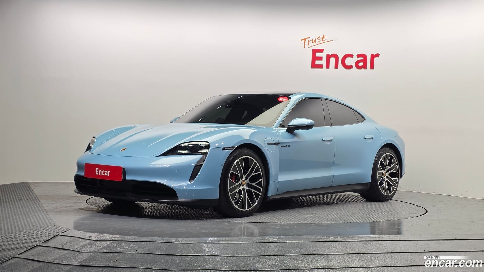Main__Slider__Photo:Taycan Porsche 2020.11-0