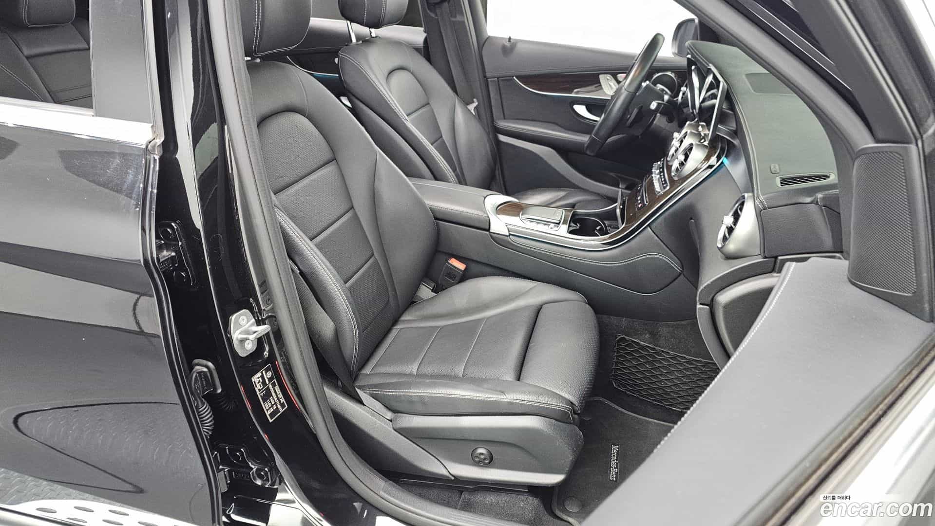GLC-Class Mercedes-Benz 2020.0-INNER-010