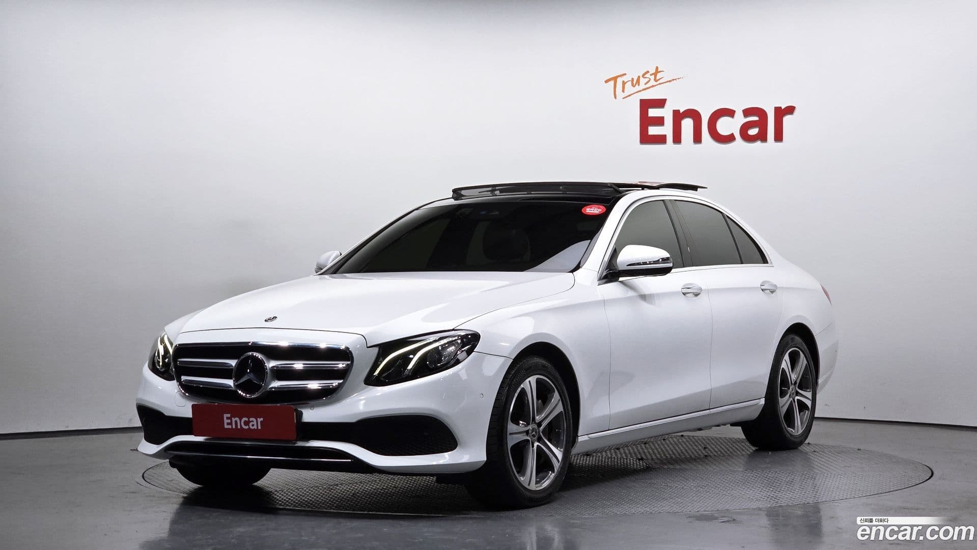 Main__Slider__Photo:E-Class Mercedes-Benz 2019.8-0