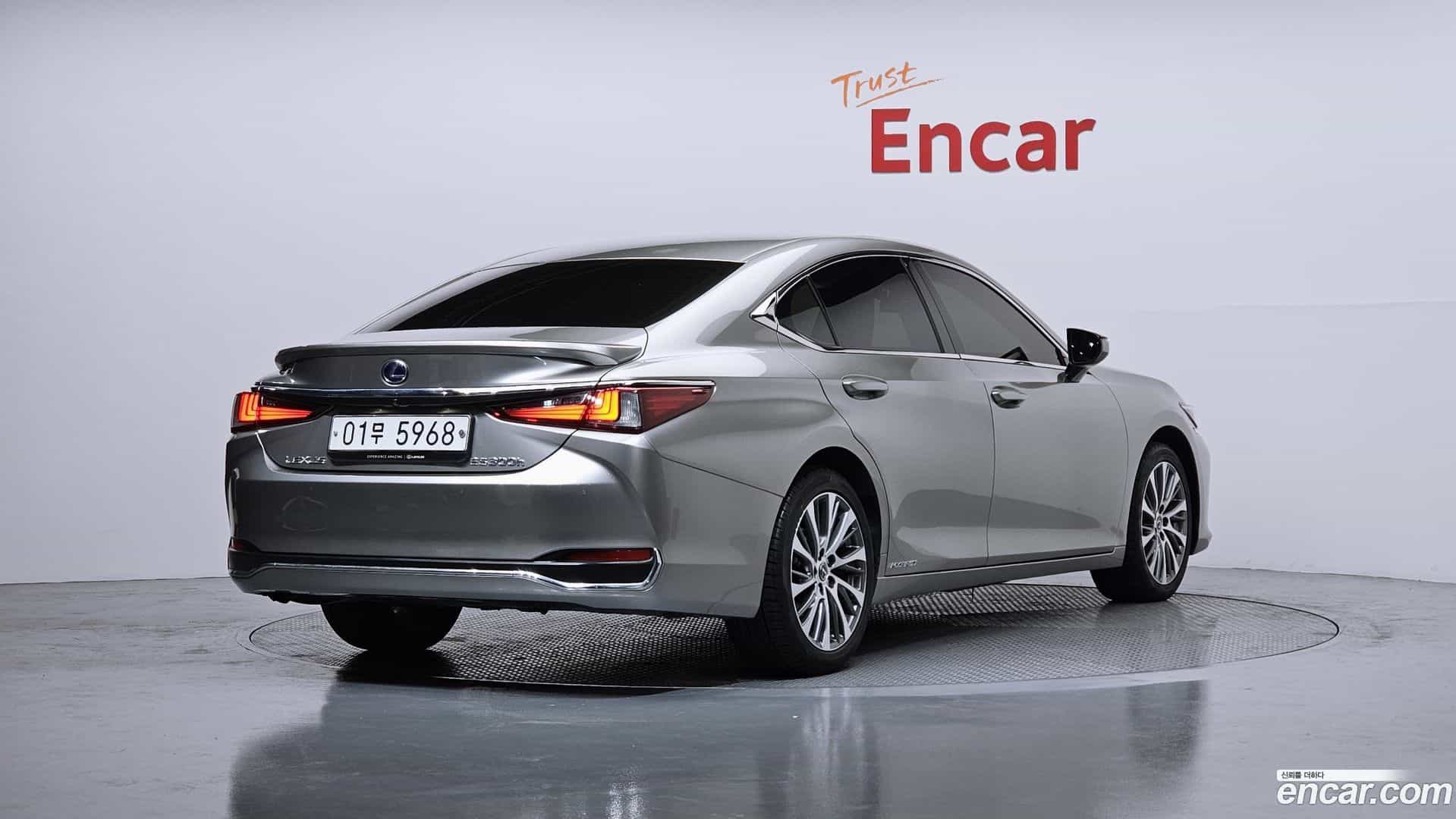 ES Lexus 2018.10-OUTER-002