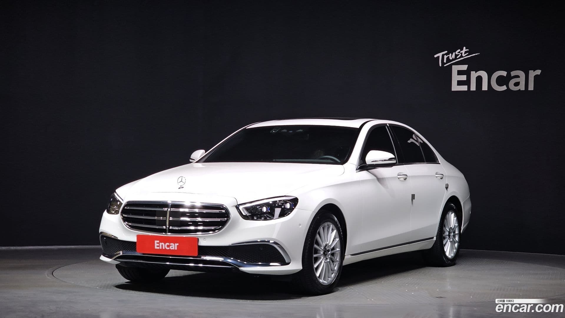 Main__Slider__Photo:E-Class Mercedes-Benz 2020.11-0