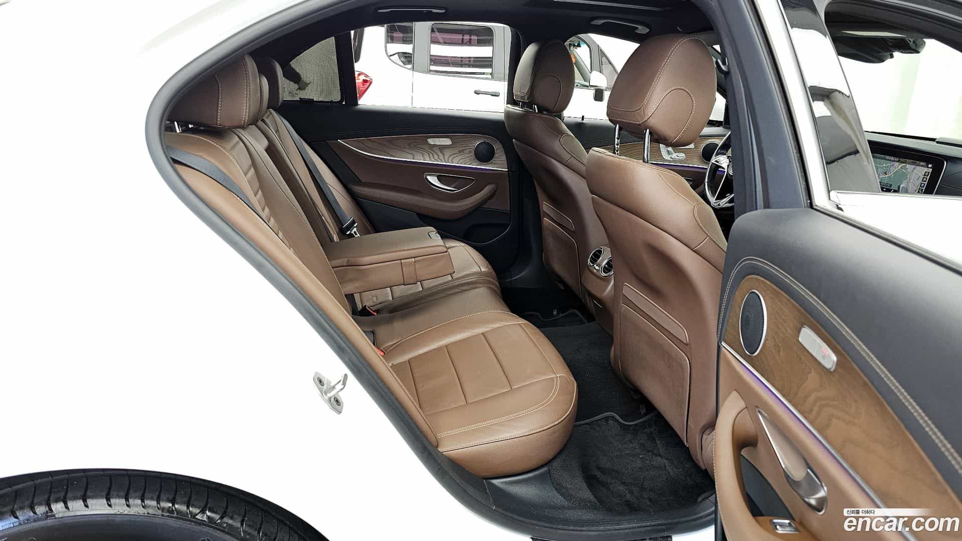E-Class Mercedes-Benz 2020.11-OPTION-016