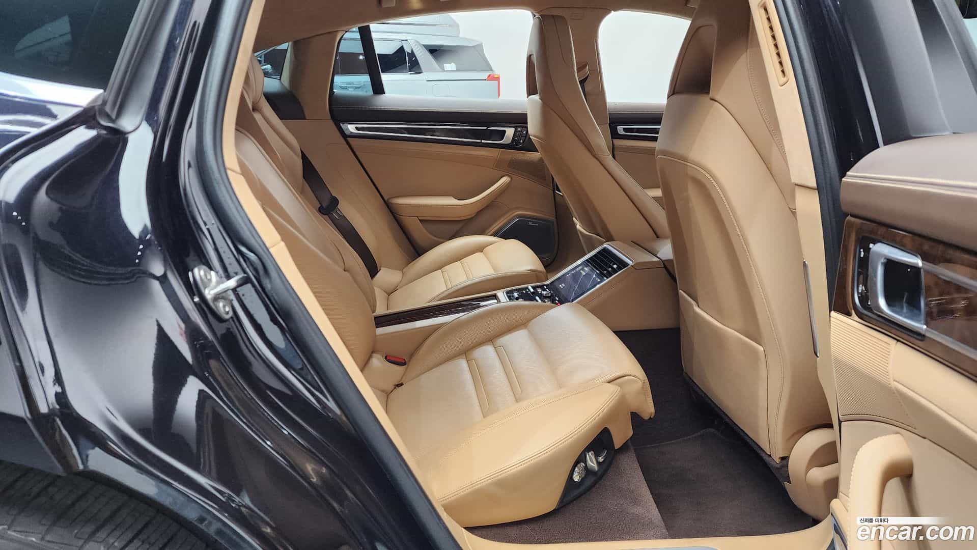 Panamera Porsche 2018.10-OPTION-016