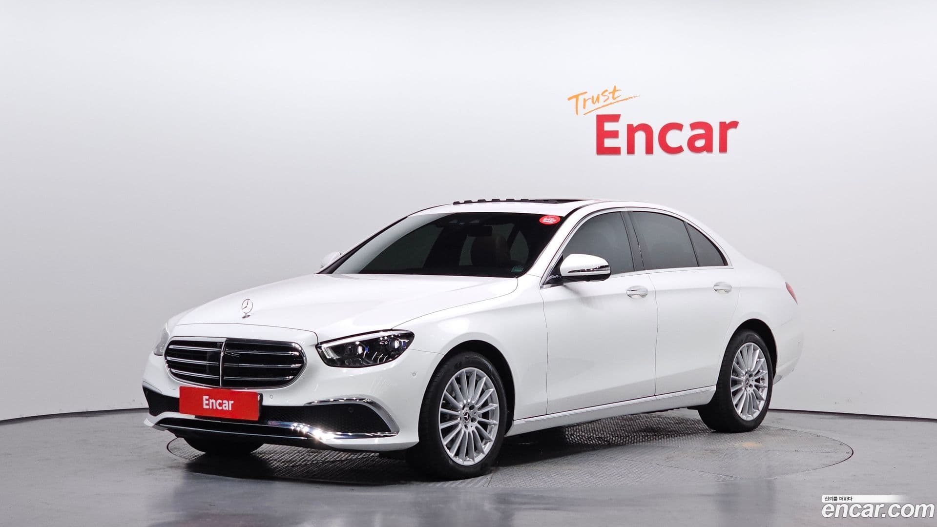 Main__Slider__Photo:E-Class Mercedes-Benz 2022.3-0