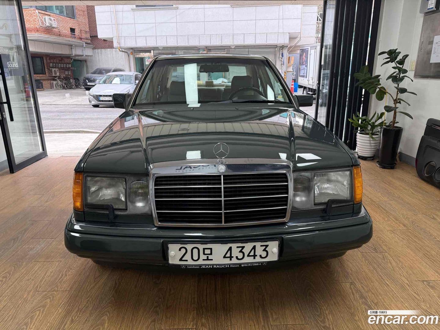 Main__Slider__Photo:E-Class Mercedes-Benz 1992.11-0
