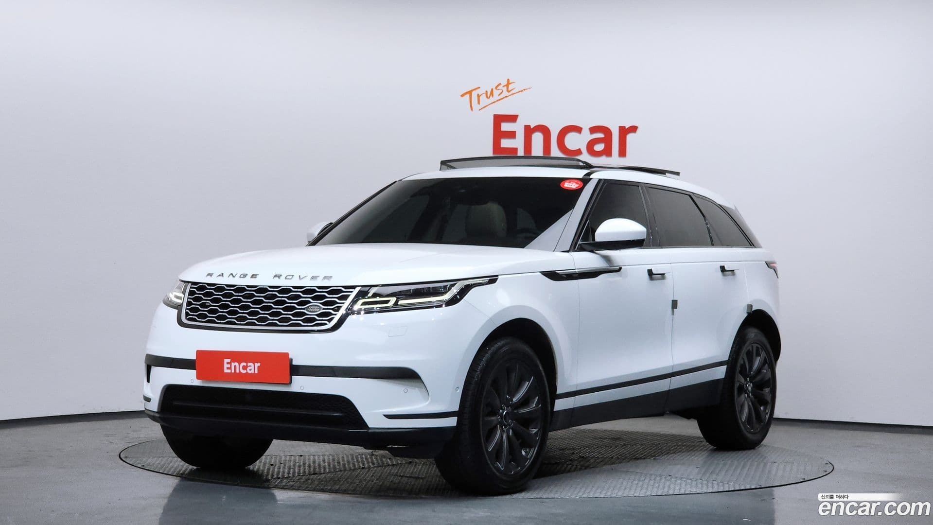 Main__Slider__Photo:Range Rover Velar Land Rover 2018.1-0