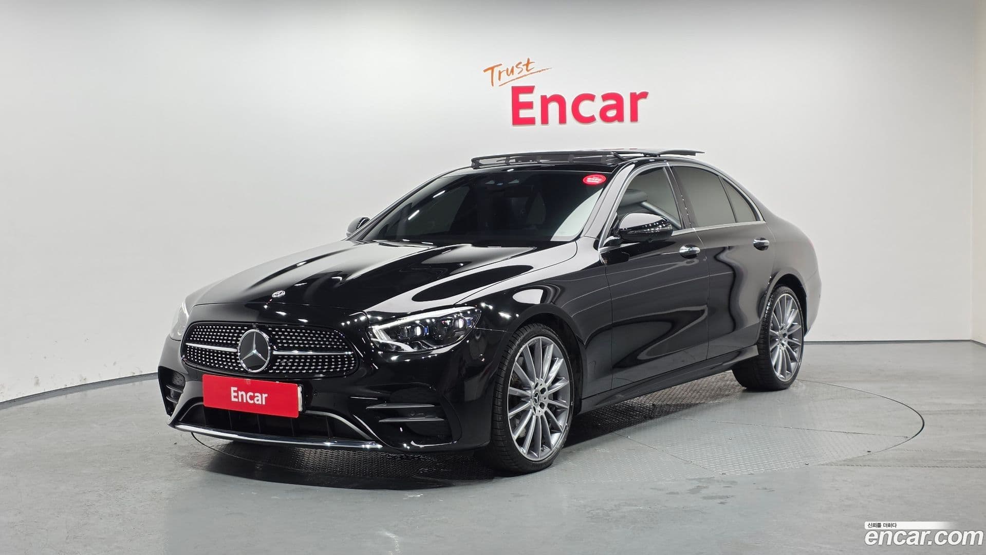 Main__Slider__Photo:E-Class Mercedes-Benz 2022.4-0