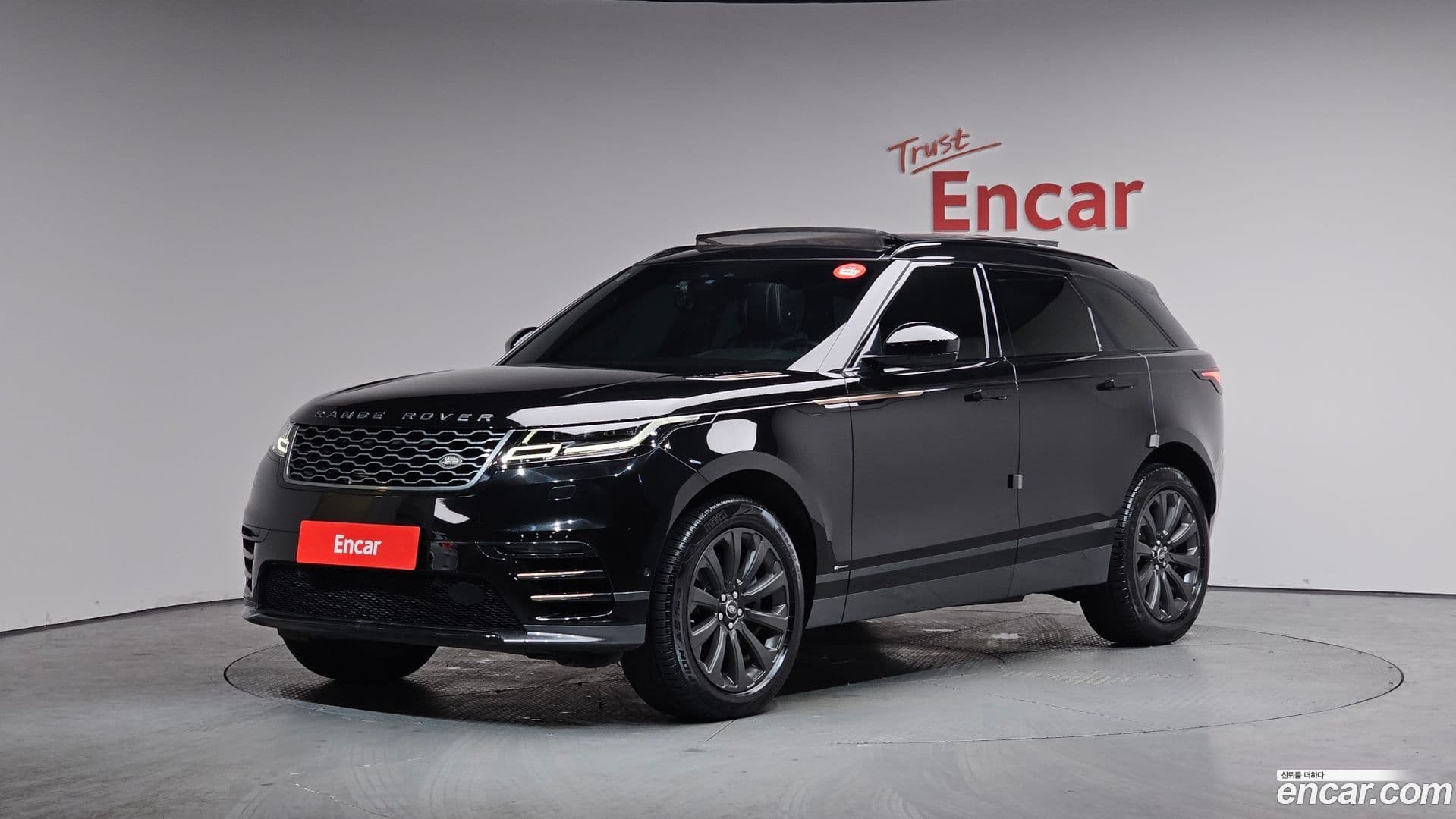 Main__Slider__Photo:Range Rover Velar Land Rover 2019.11-0