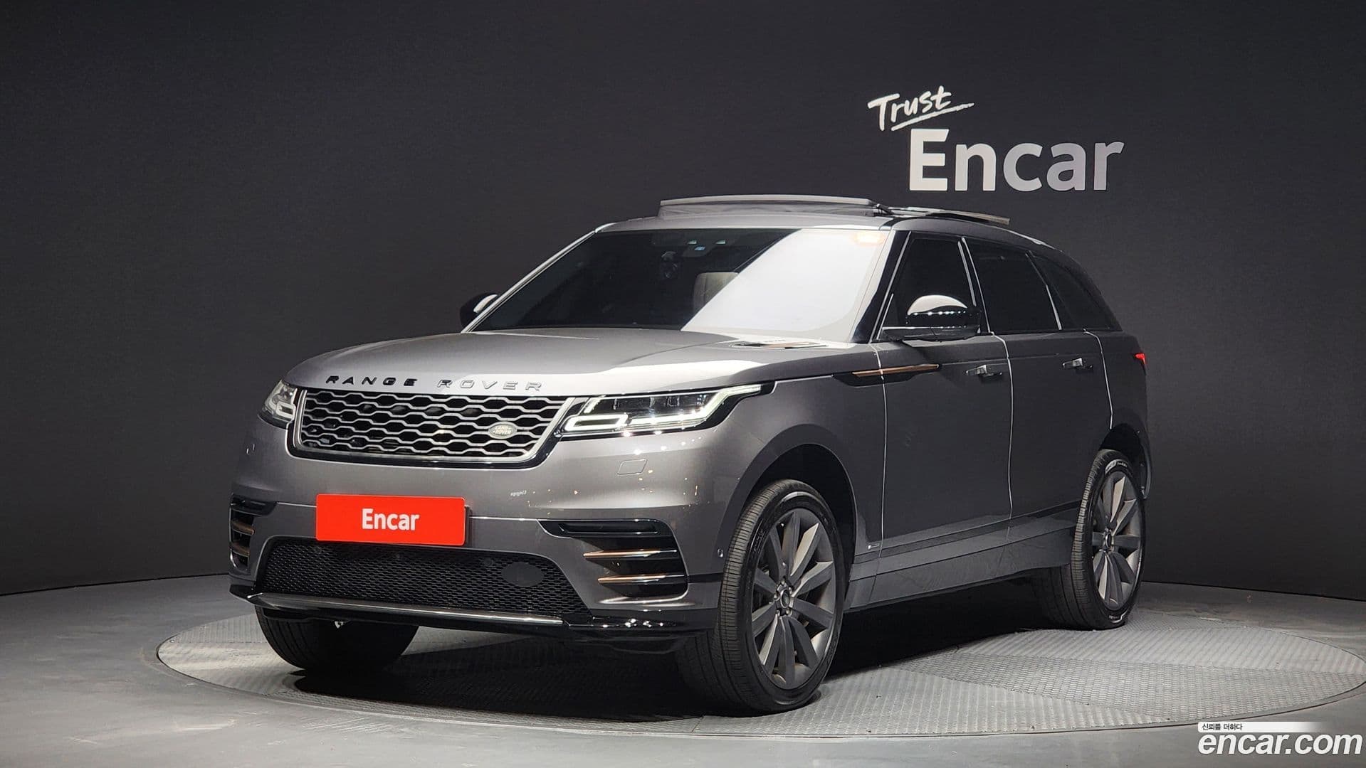 Main__Slider__Photo:Range Rover Velar Land Rover 2018.7-0
