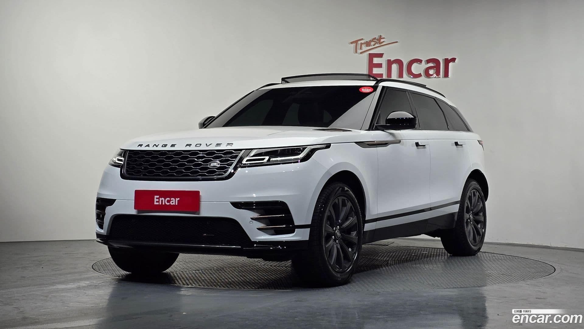 Main__Slider__Photo:Range Rover Velar Land Rover 2022.11-0