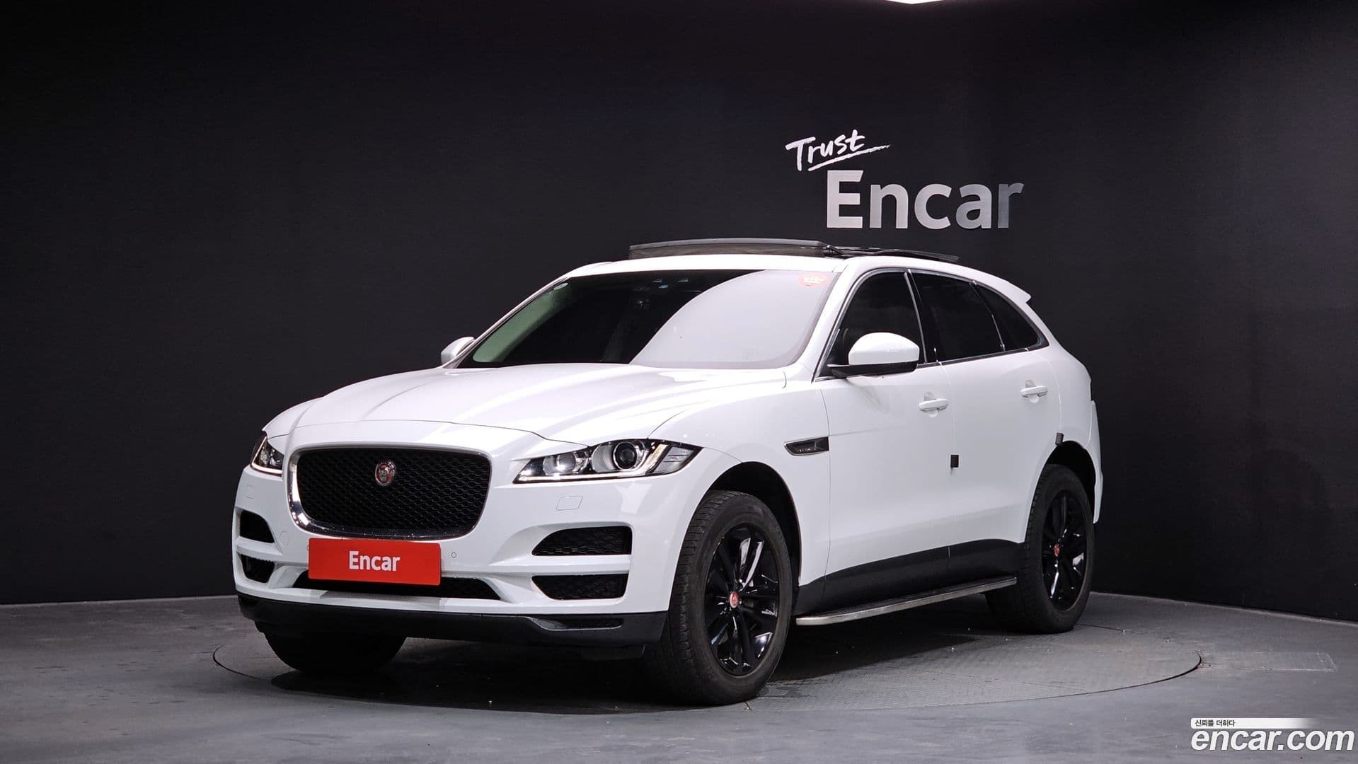Main__Slider__Photo:F-PACE Jaguar 2017.9-0