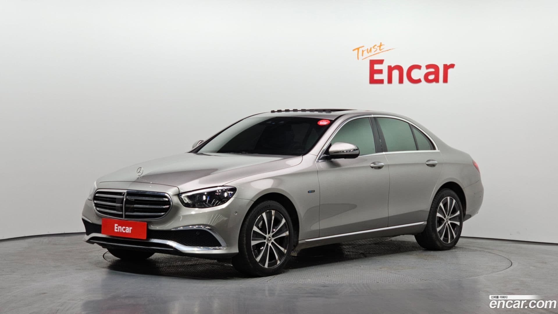Main__Slider__Photo:E-Class Mercedes-Benz 2021.10-0