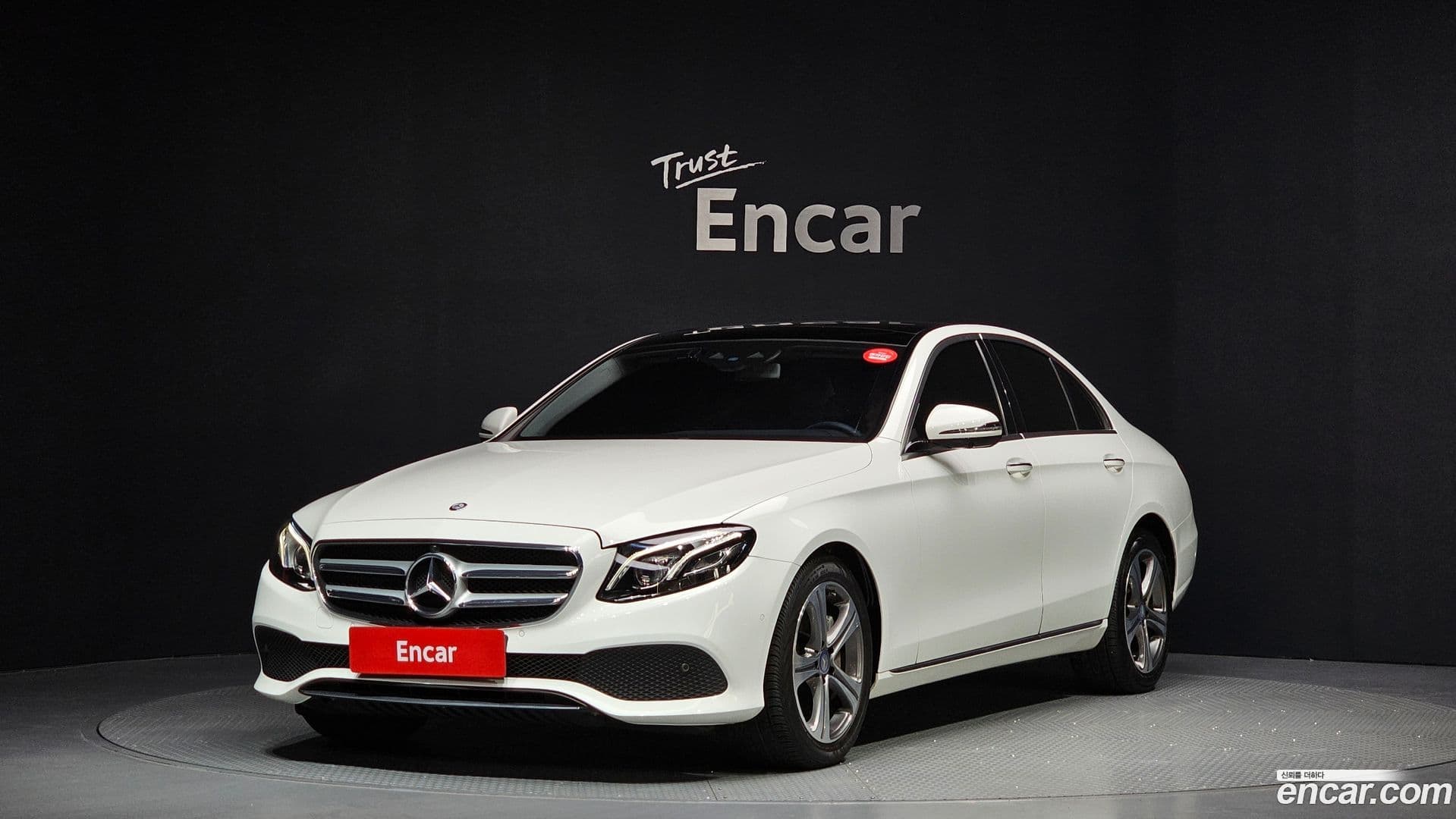 Main__Slider__Photo:E-Class Mercedes-Benz 2016.10-0