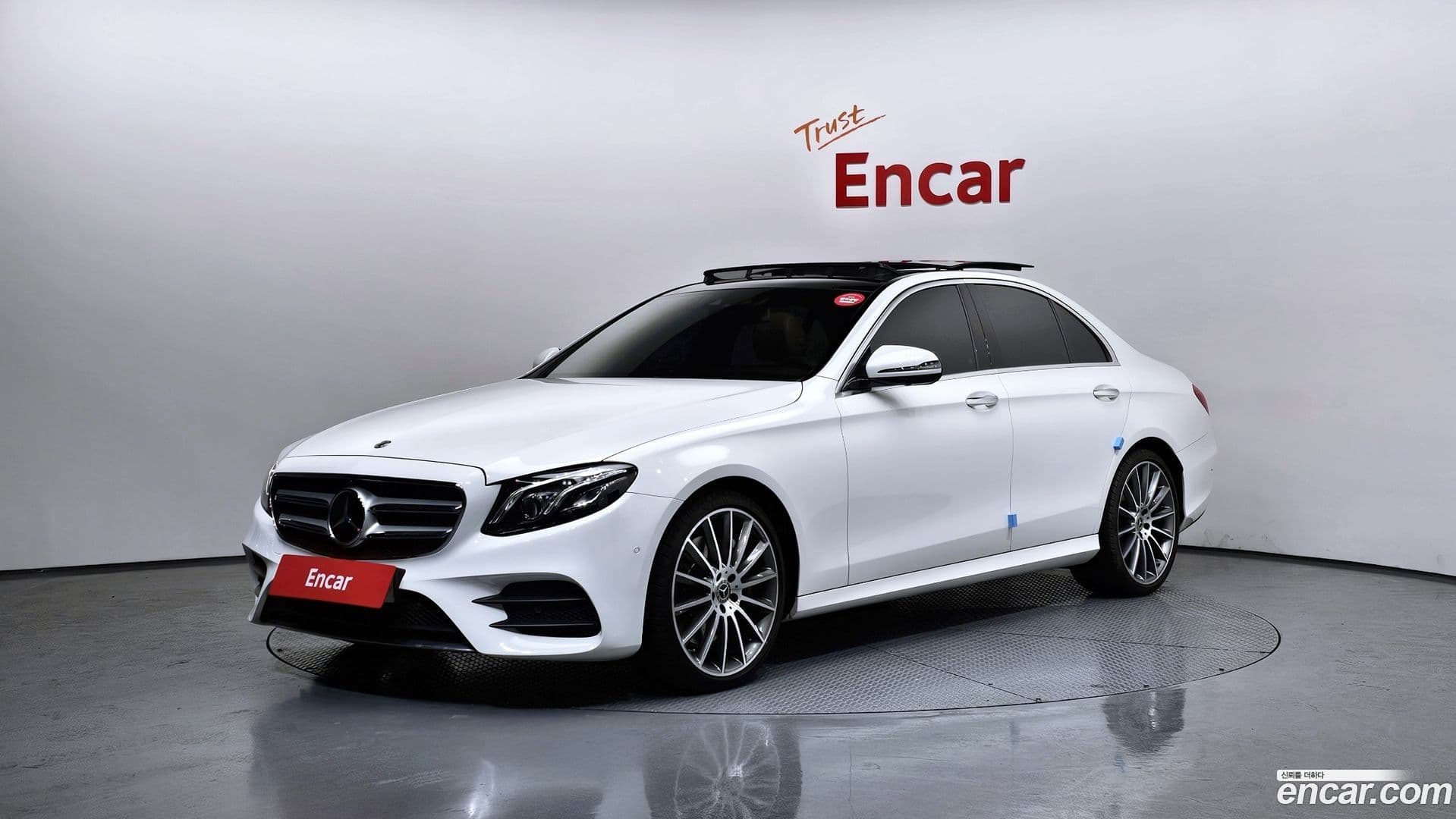 Main__Slider__Photo:E-Class Mercedes-Benz 2019.8-0