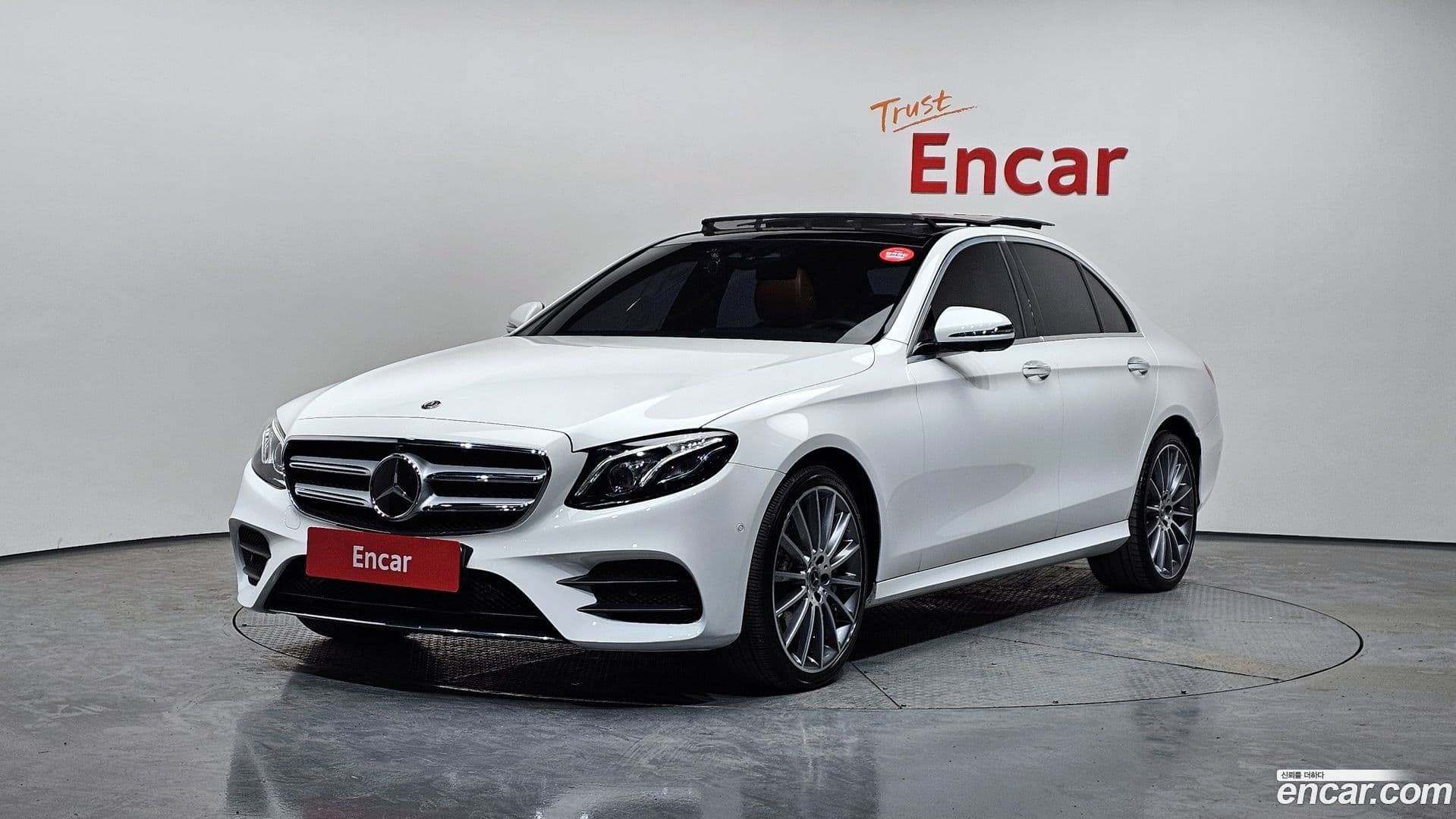 Main__Slider__Photo:E-Class Mercedes-Benz 2020.7-0