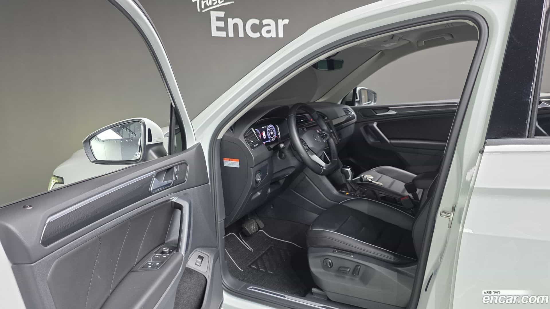 Tiguan Volkswagen 2023.10-OPTION-015