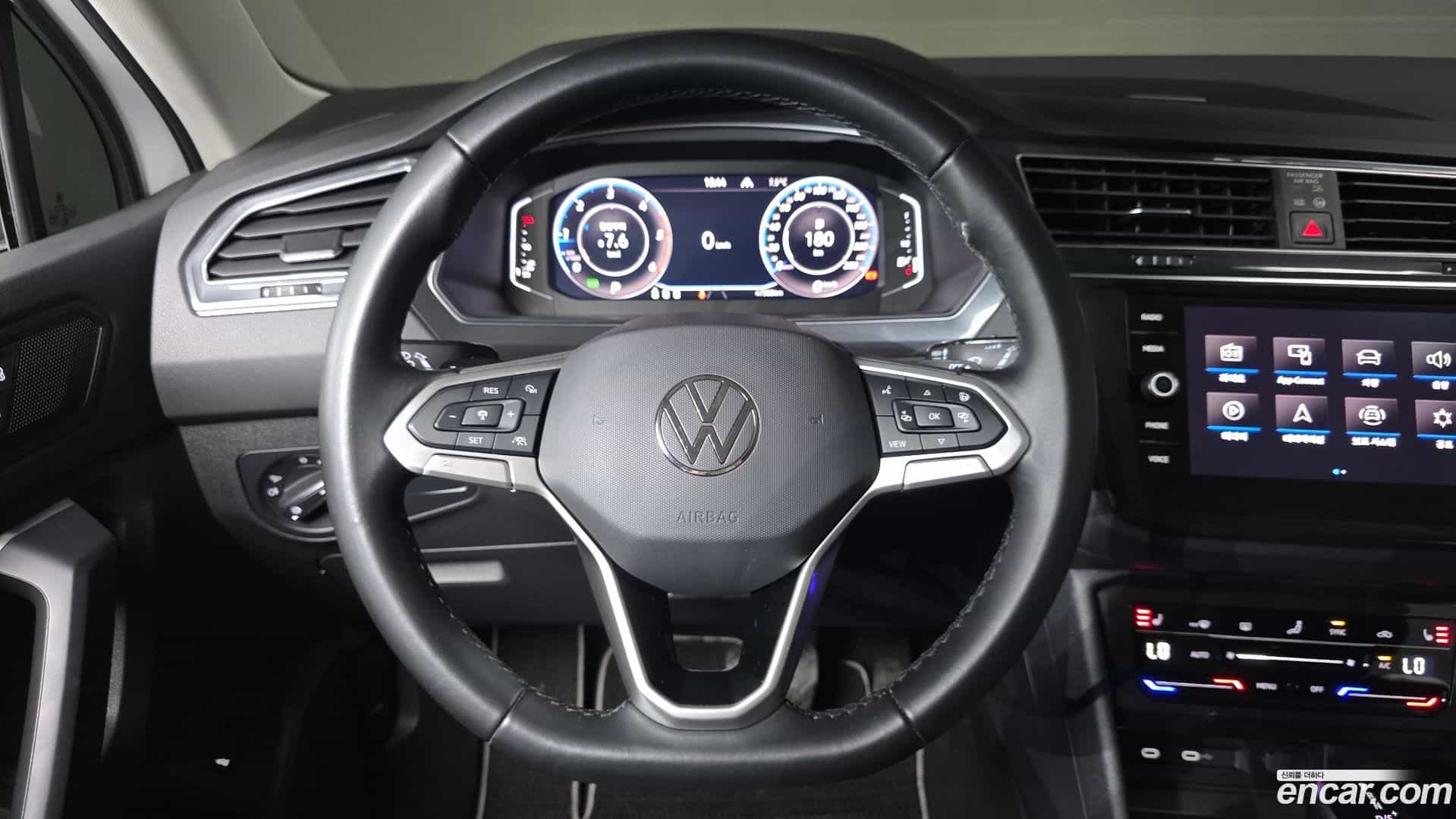 Tiguan Volkswagen 2023.10-OPTION-018
