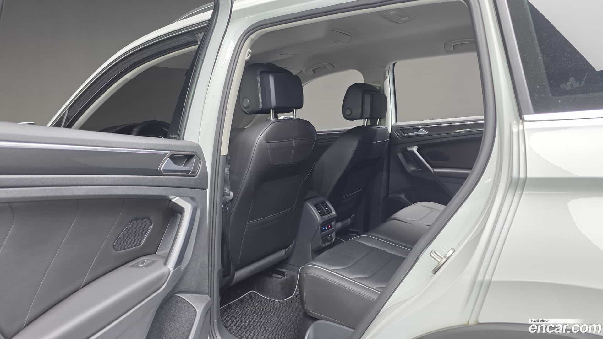 Tiguan Volkswagen 2023.10-OPTION-022