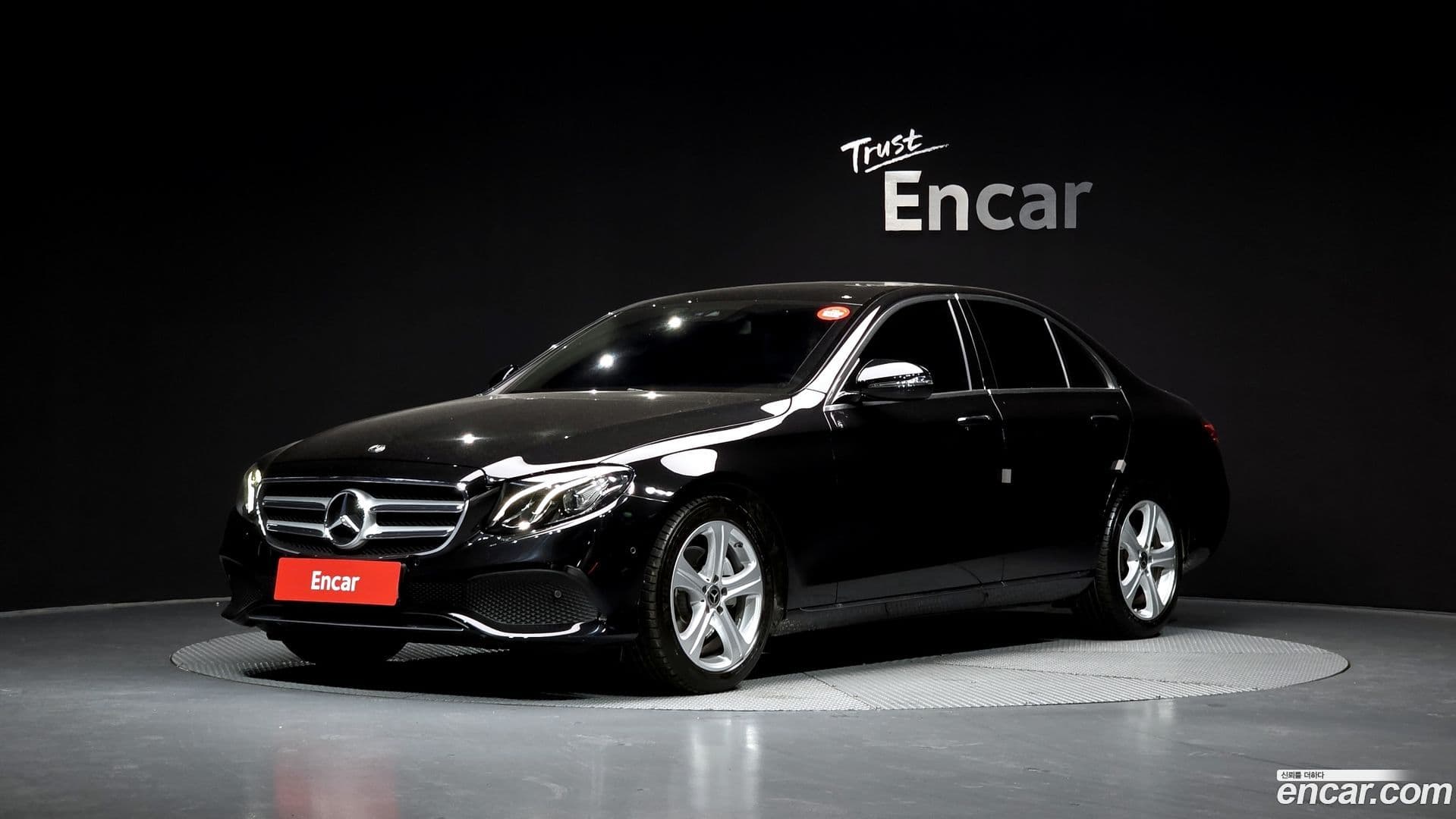 Main__Slider__Photo:E-Class Mercedes-Benz 2018.2-0