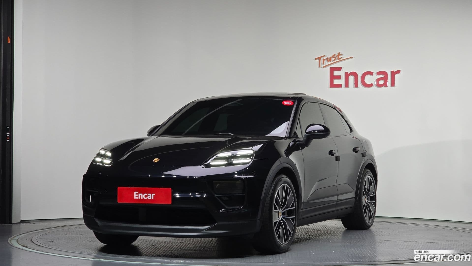 Main__Slider__Photo:Macan Porsche 2025.1-0