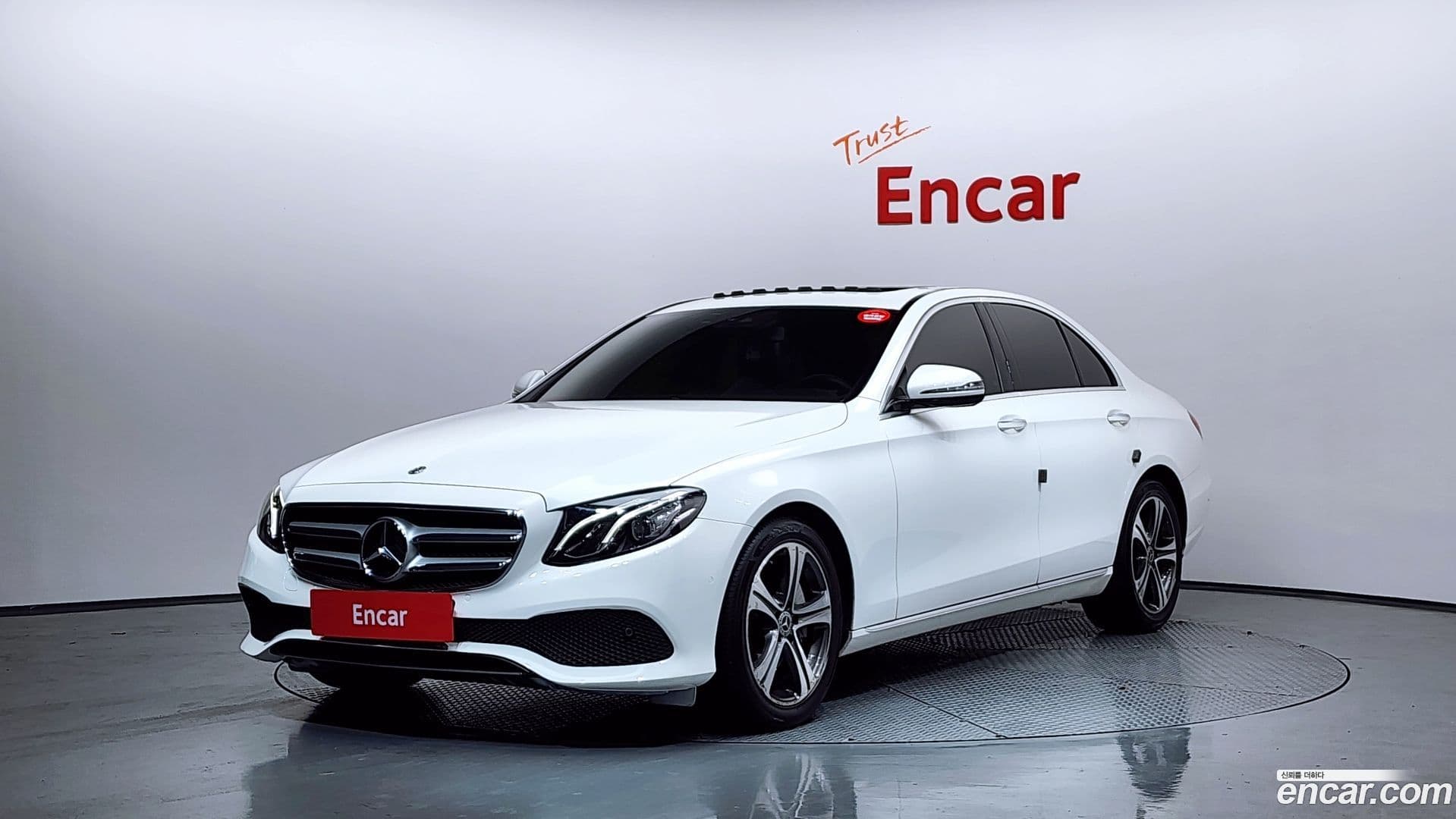 Main__Slider__Photo:E-Class Mercedes-Benz 2018.10-0