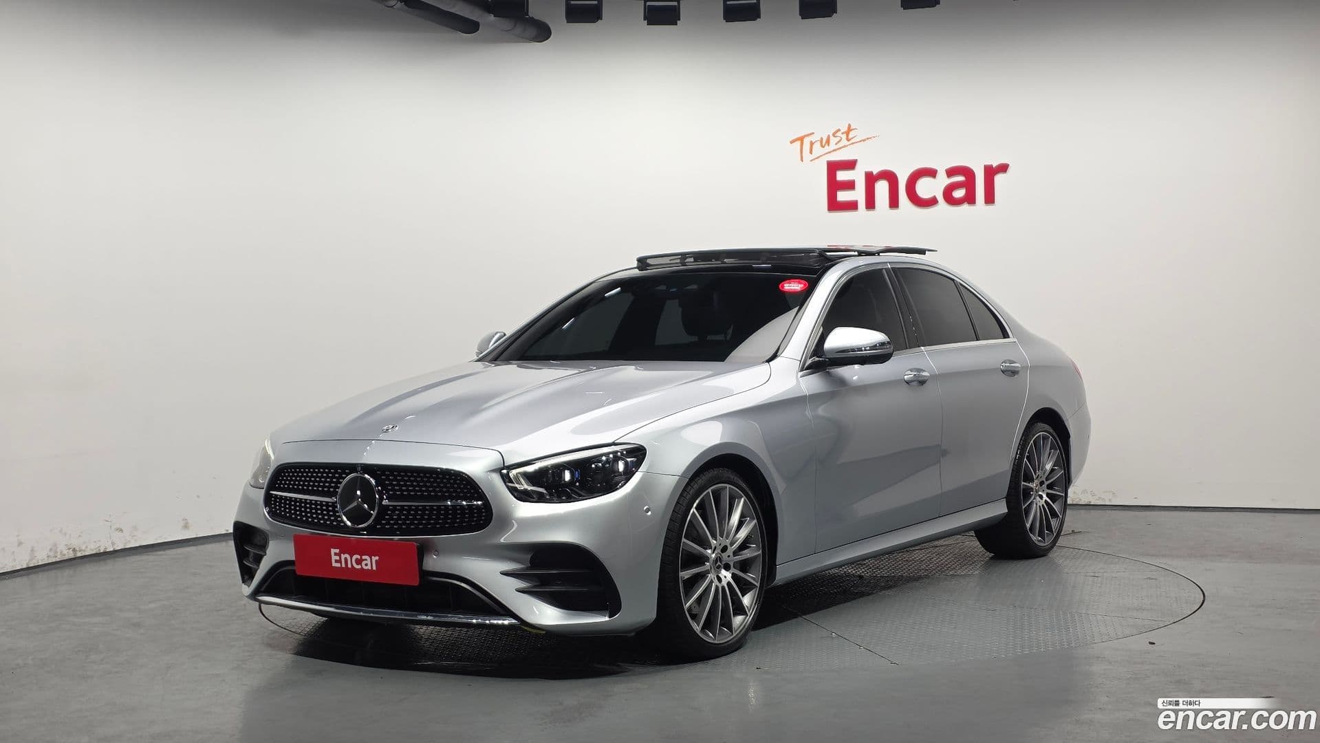 Main__Slider__Photo:E-Class Mercedes-Benz 2022.7-0