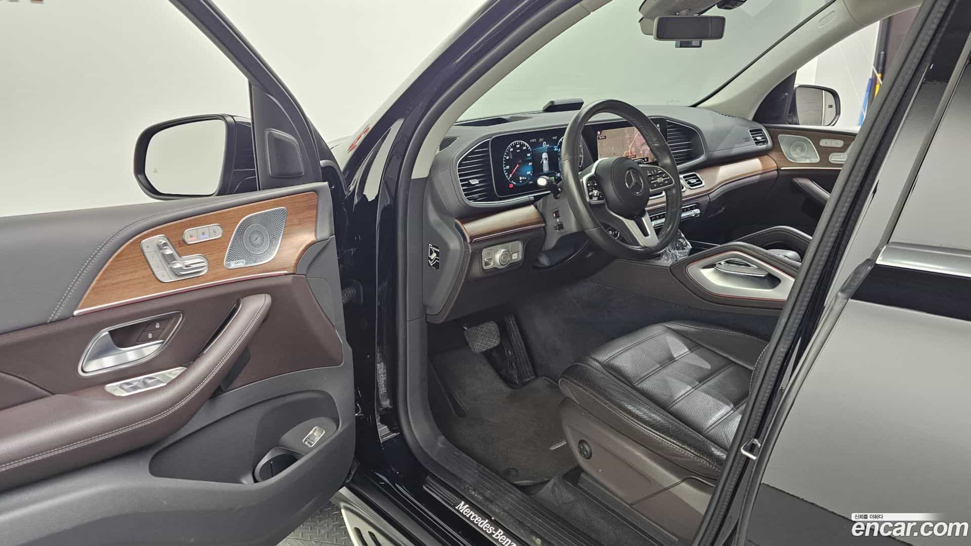 GLE-Class Mercedes-Benz 2020.10-INNER-010