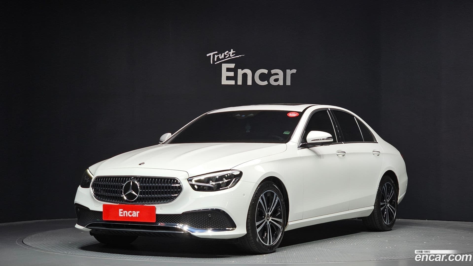Main__Slider__Photo:E-Class Mercedes-Benz 2022.0-0