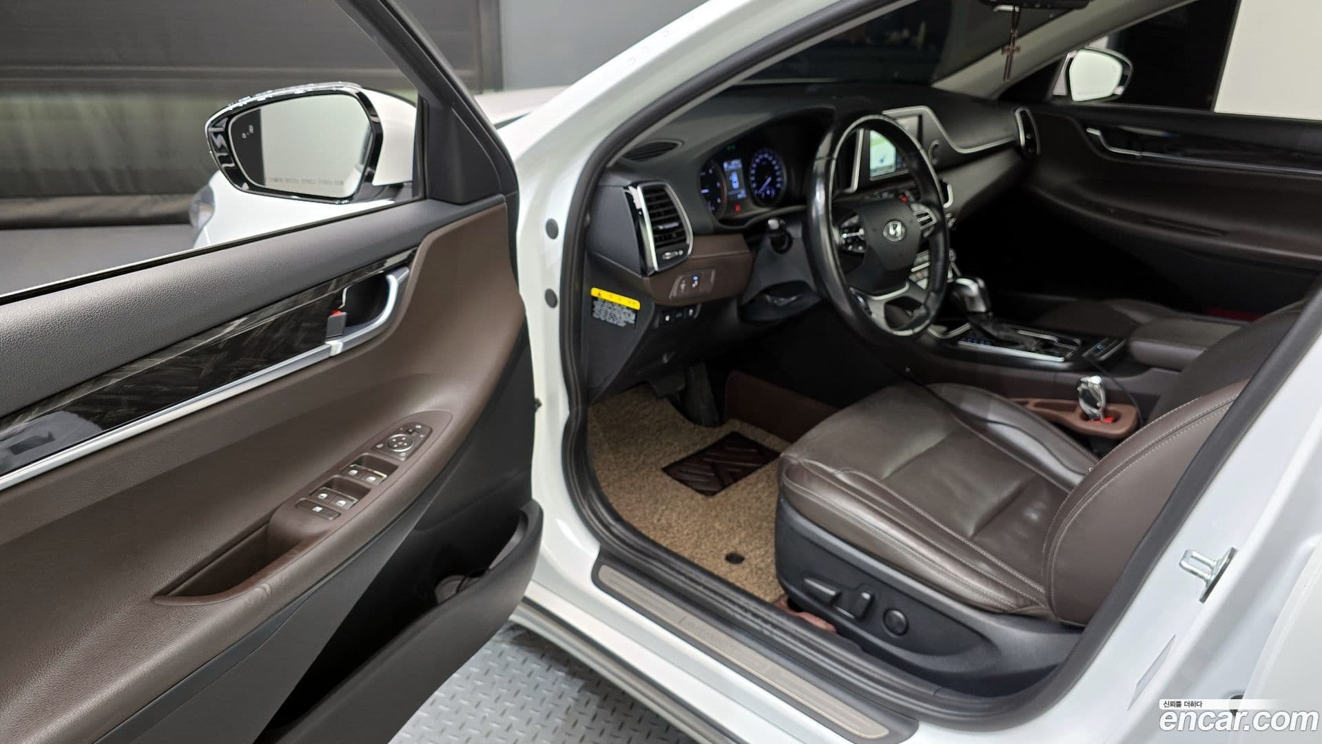 Main__Slider__Photo:Grandeur Hyundai 2017.5-9