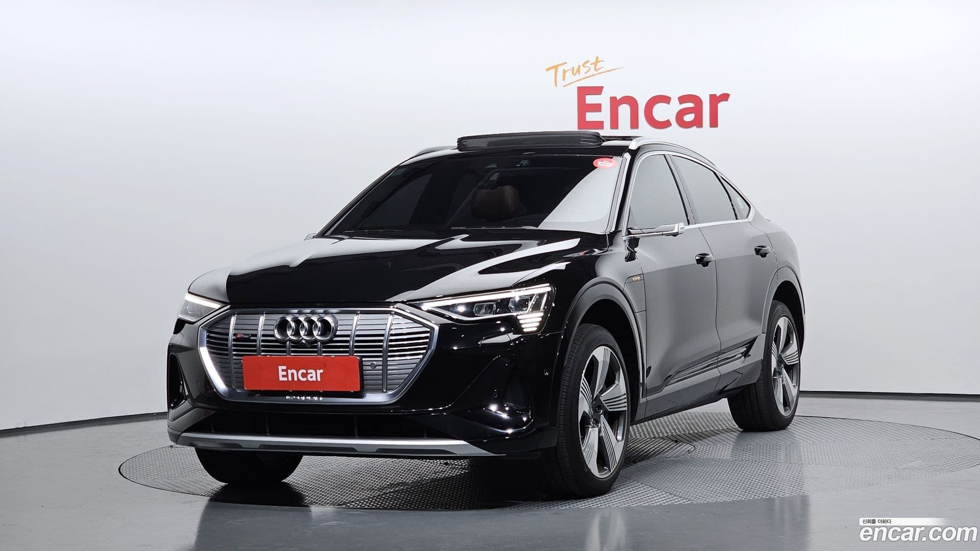 Main__Slider__Photo:e-tron Audi 2021.11-0
