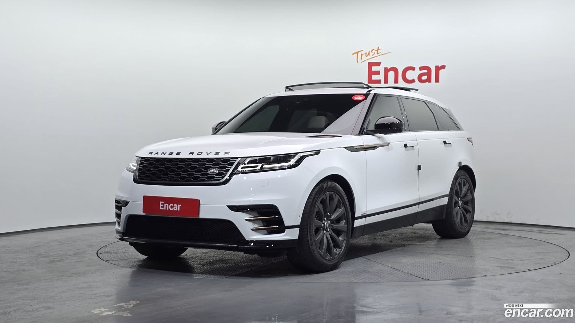 Main__Slider__Photo:Range Rover Velar Land Rover 2017.10-0