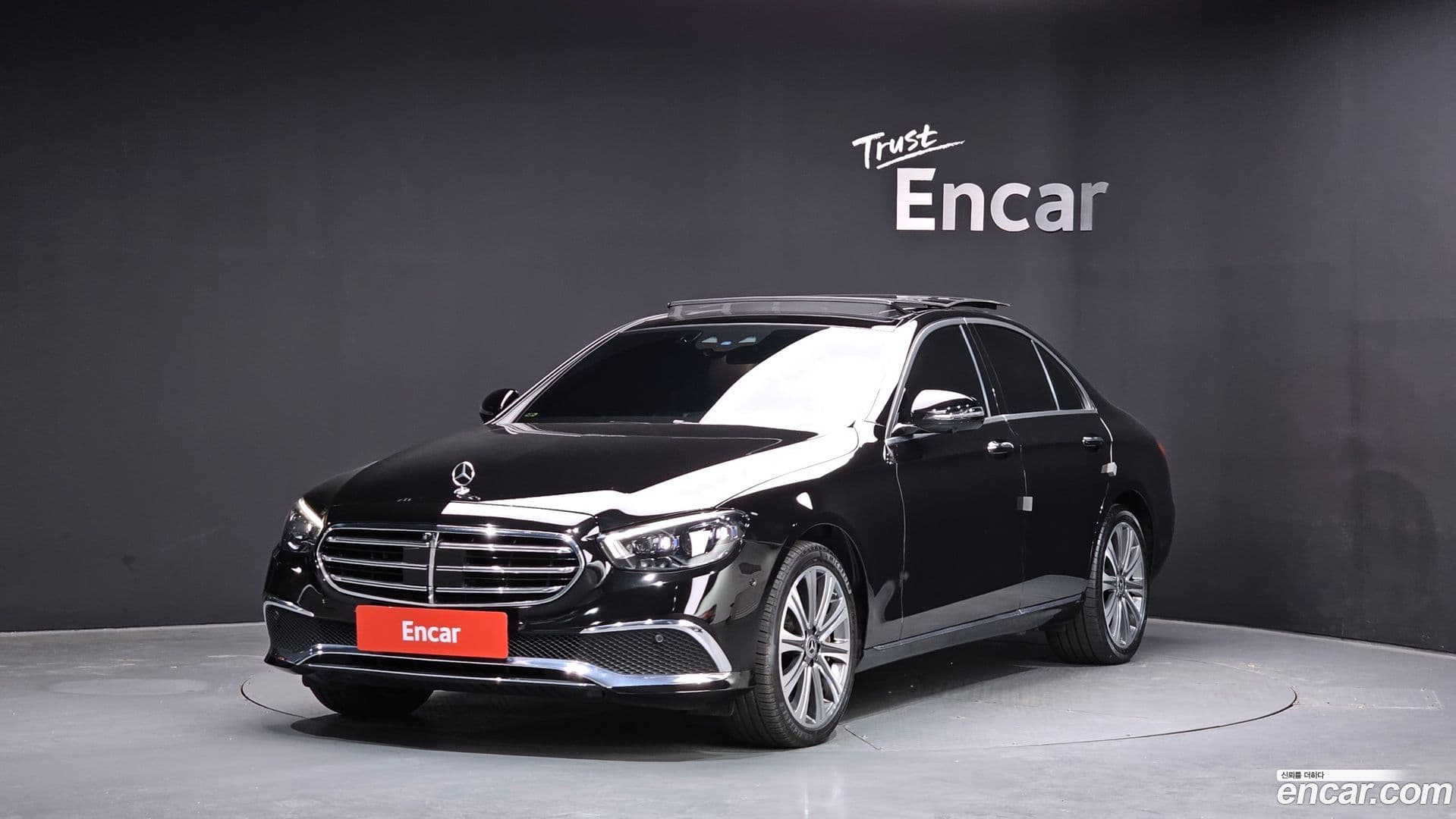 Main__Slider__Photo:E-Class Mercedes-Benz 2021.8-0