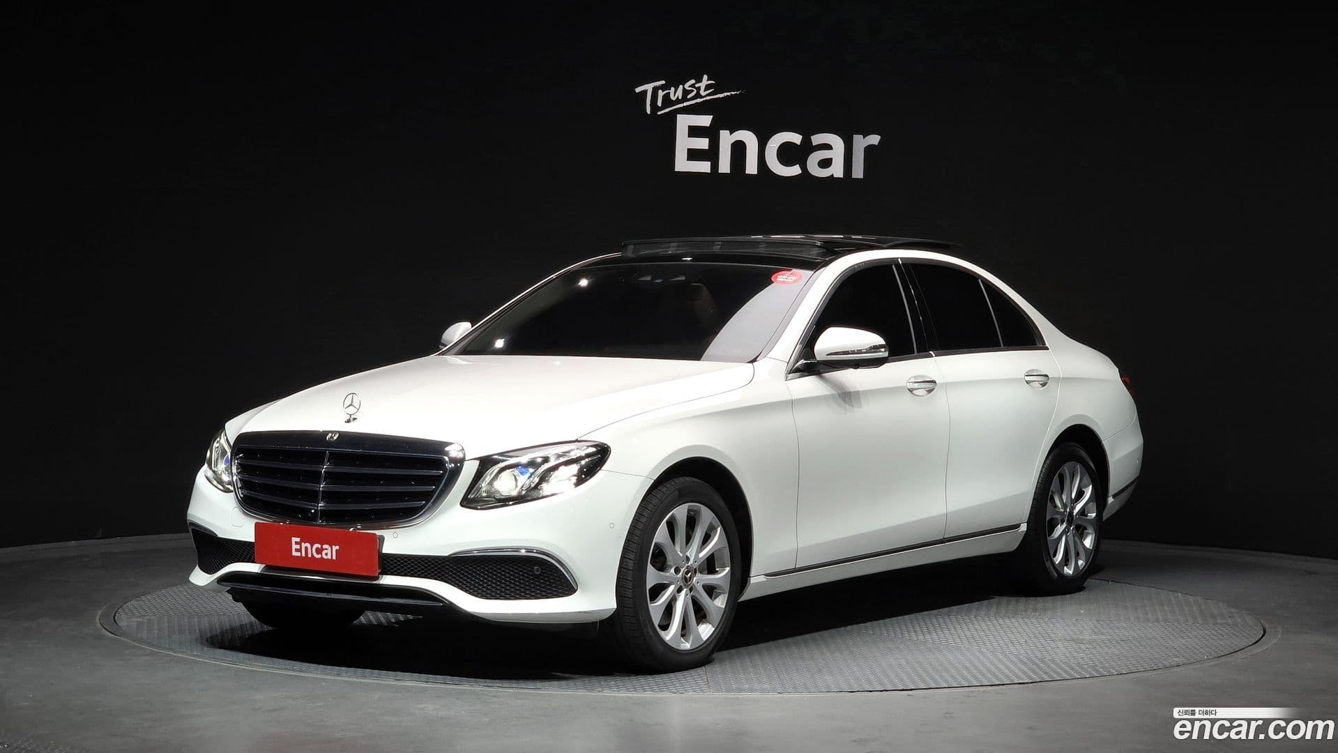 Main__Slider__Photo:E-Class Mercedes-Benz 2019.0-0