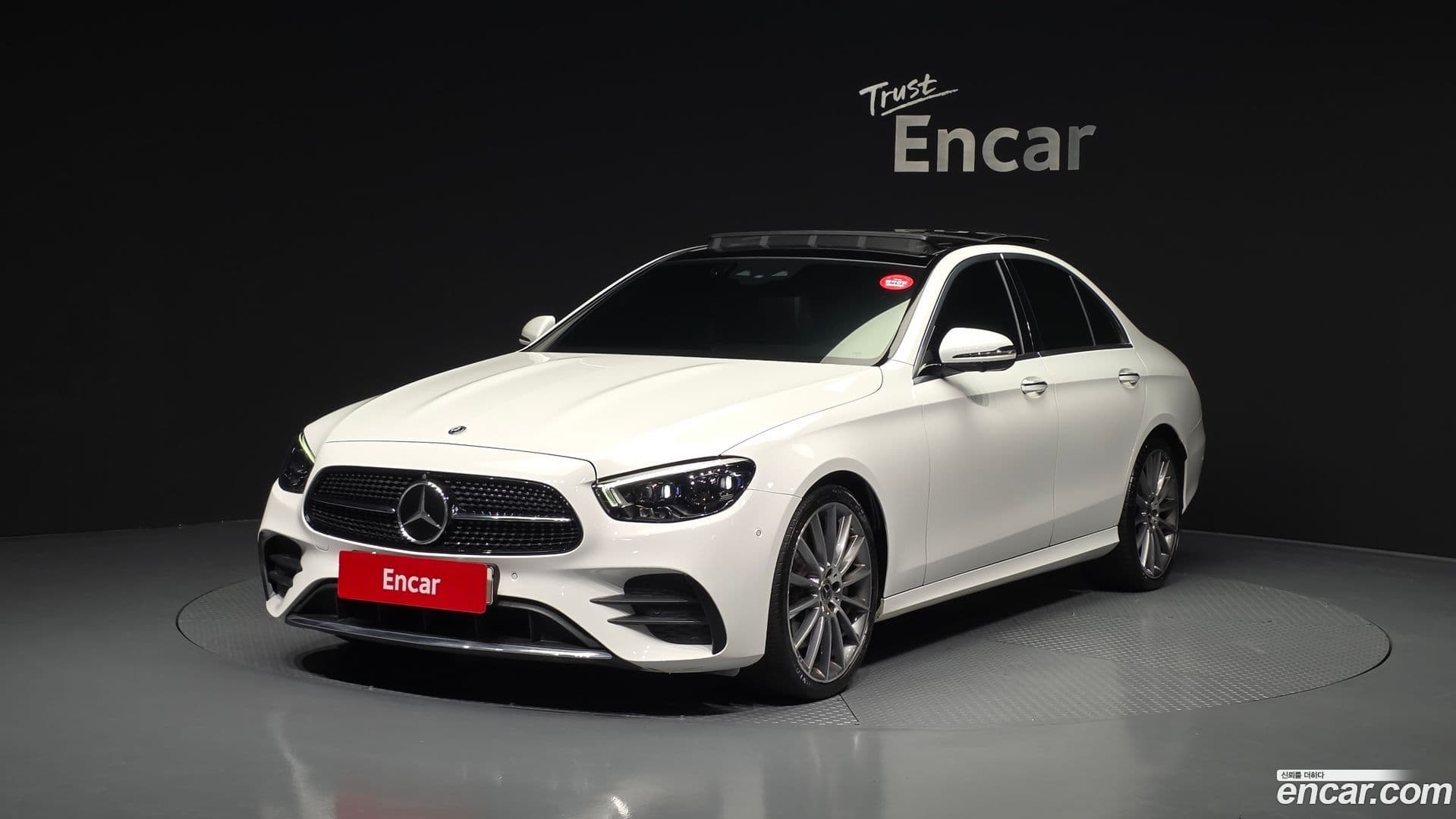 Main__Slider__Photo:E-Class Mercedes-Benz 2021.11-0