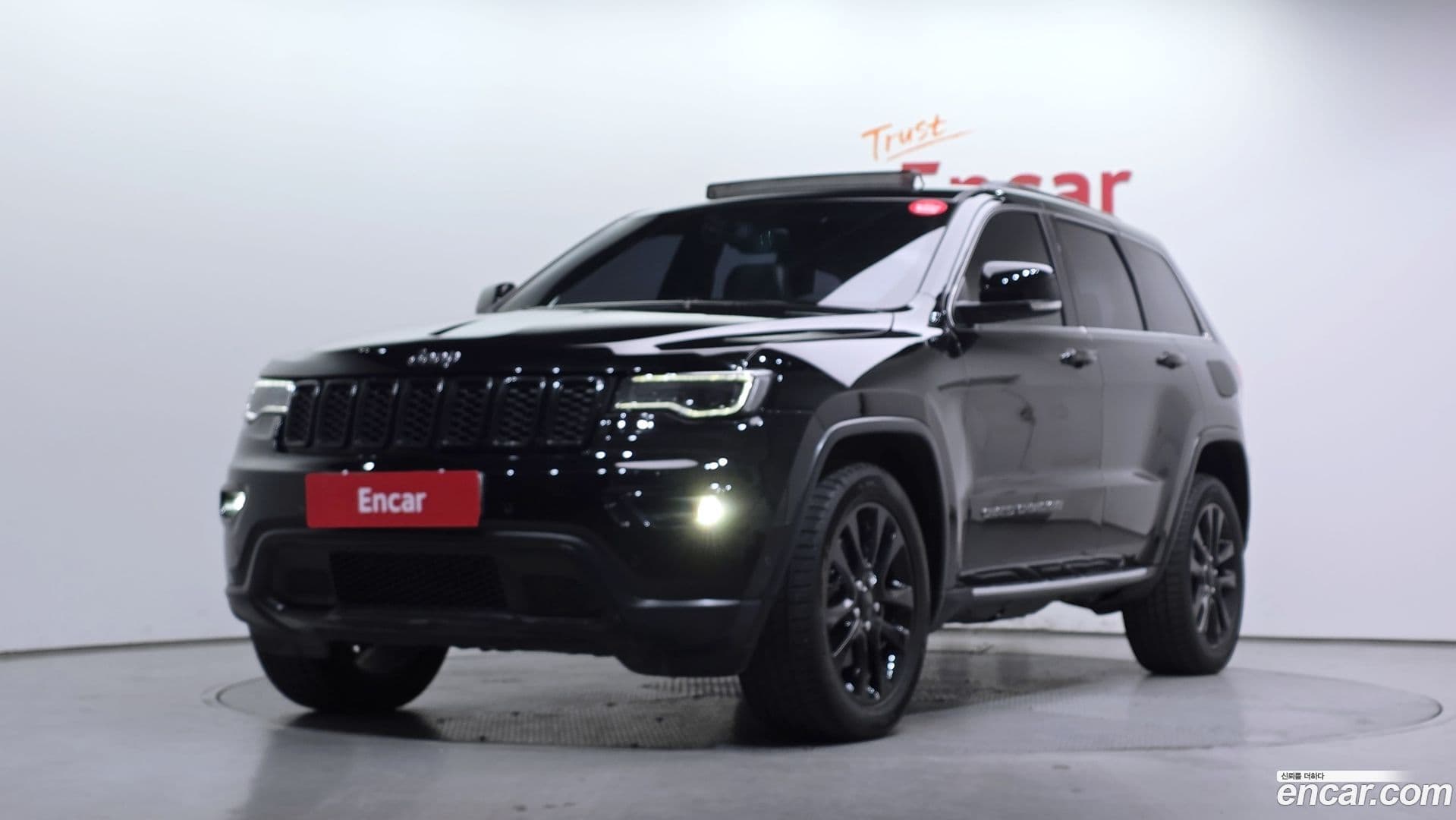Main__Slider__Photo:Cherokee Jeep 2017.11-0