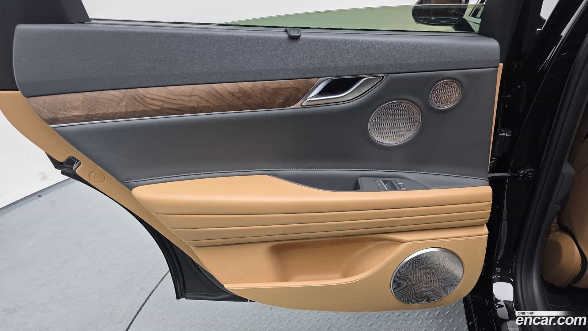 G80 Genesis 2022.0-INNER-035