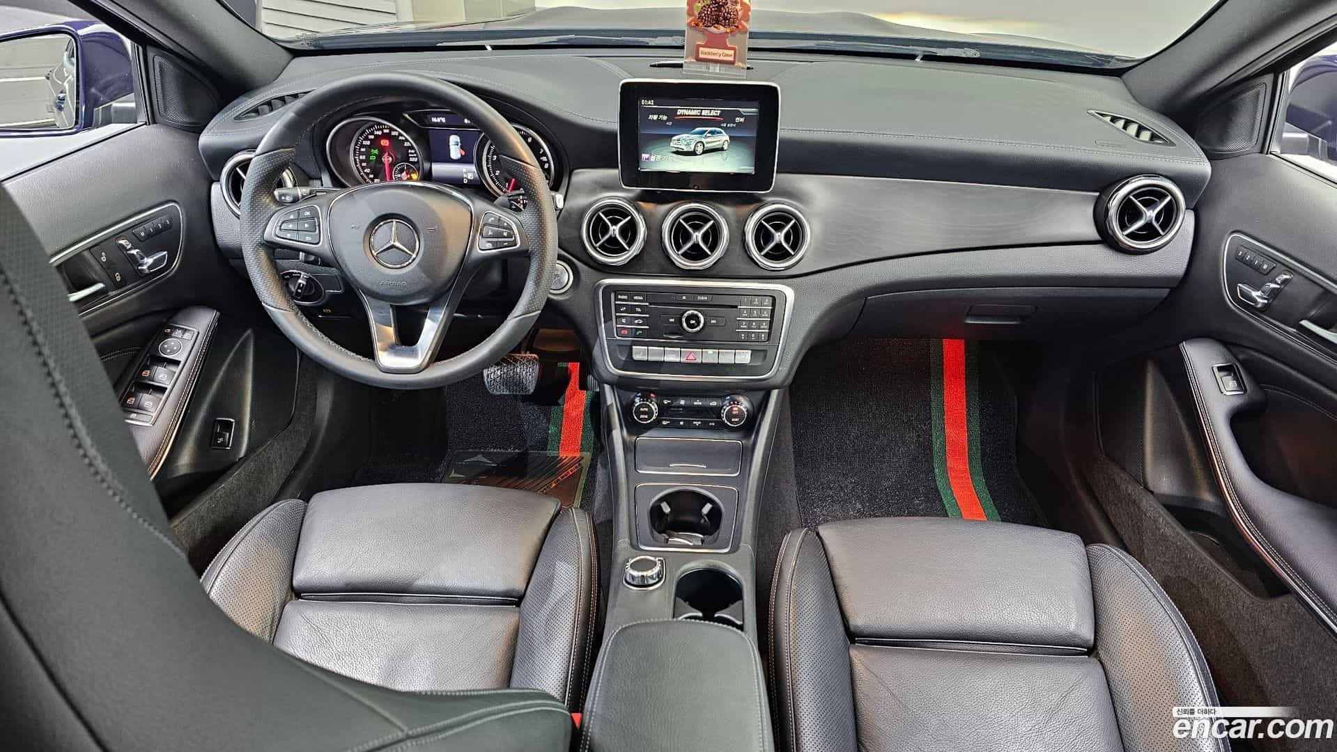 GLA-Class Mercedes-Benz 2017.10-INNER-007