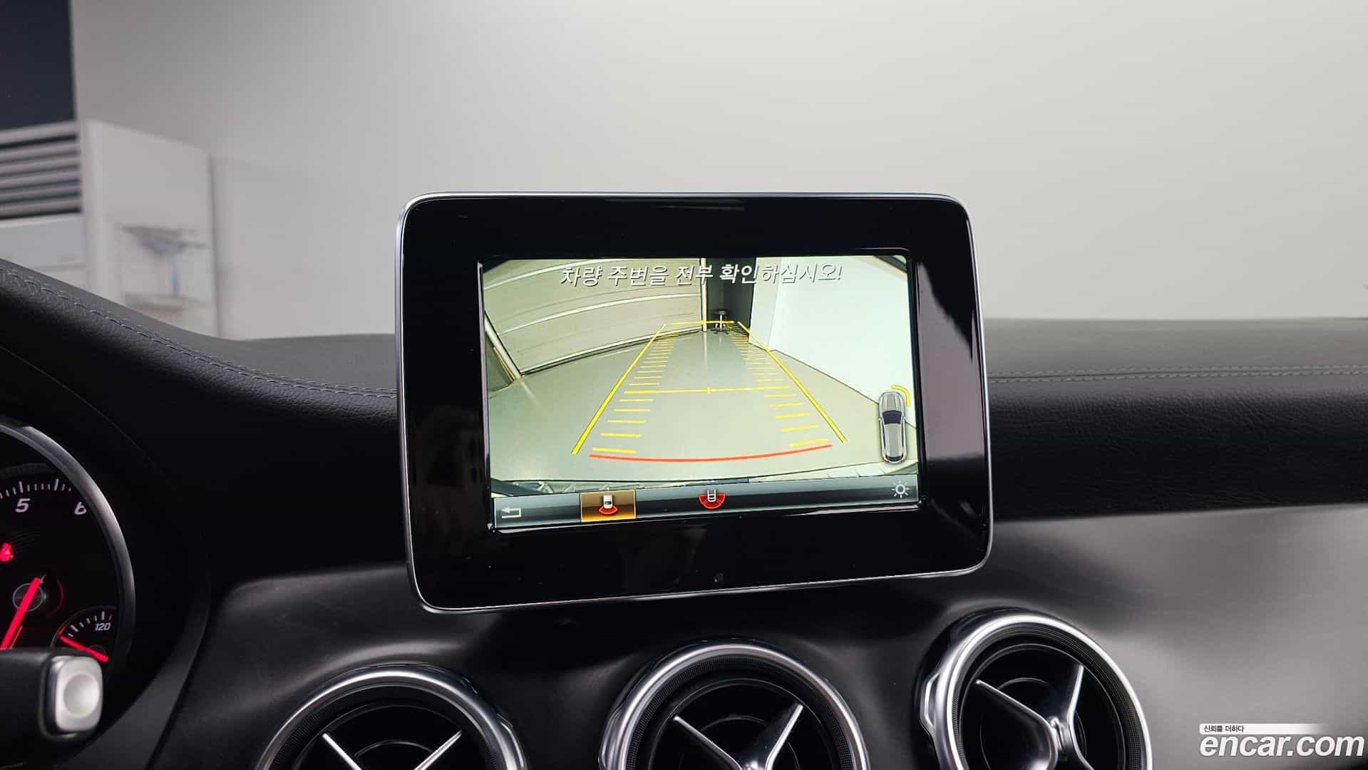 GLA-Class Mercedes-Benz 2017.10-OPTION-021
