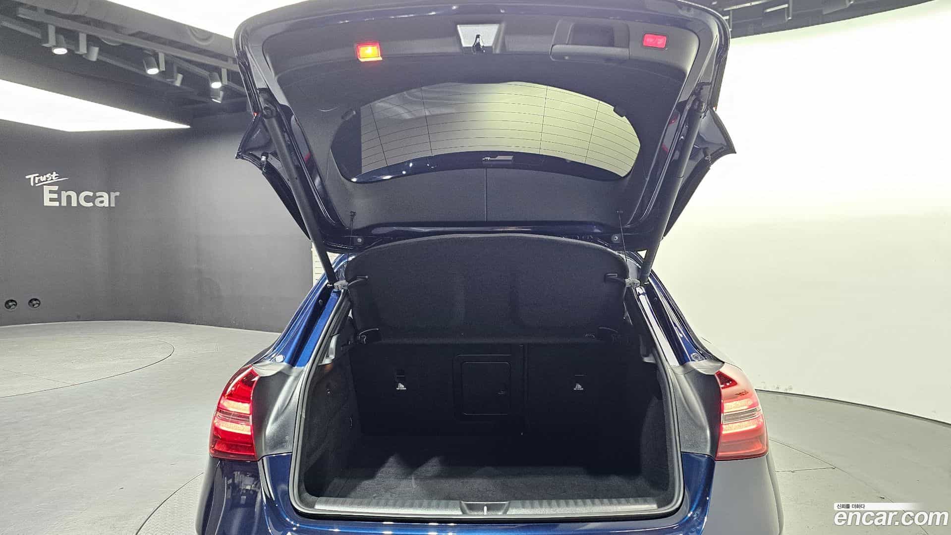 GLA-Class Mercedes-Benz 2017.10-OPTION-024