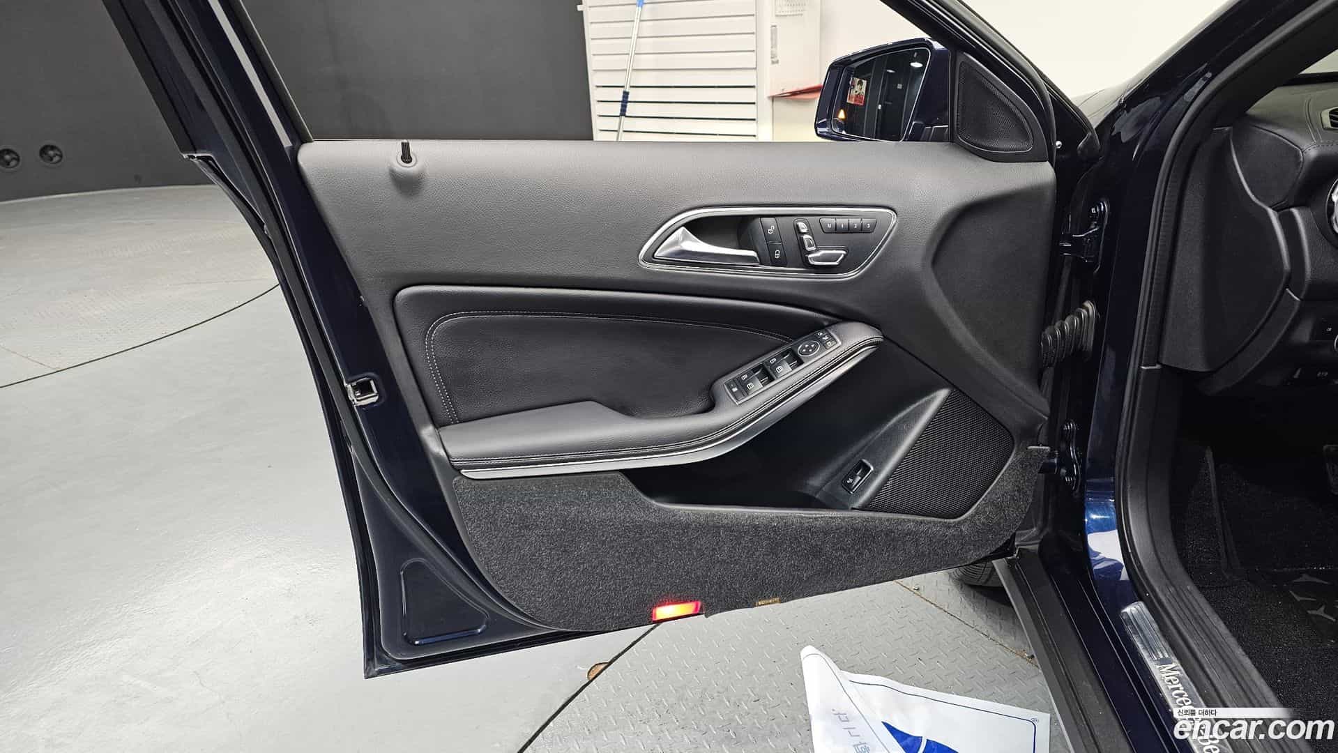 GLA-Class Mercedes-Benz 2017.10-INNER-034