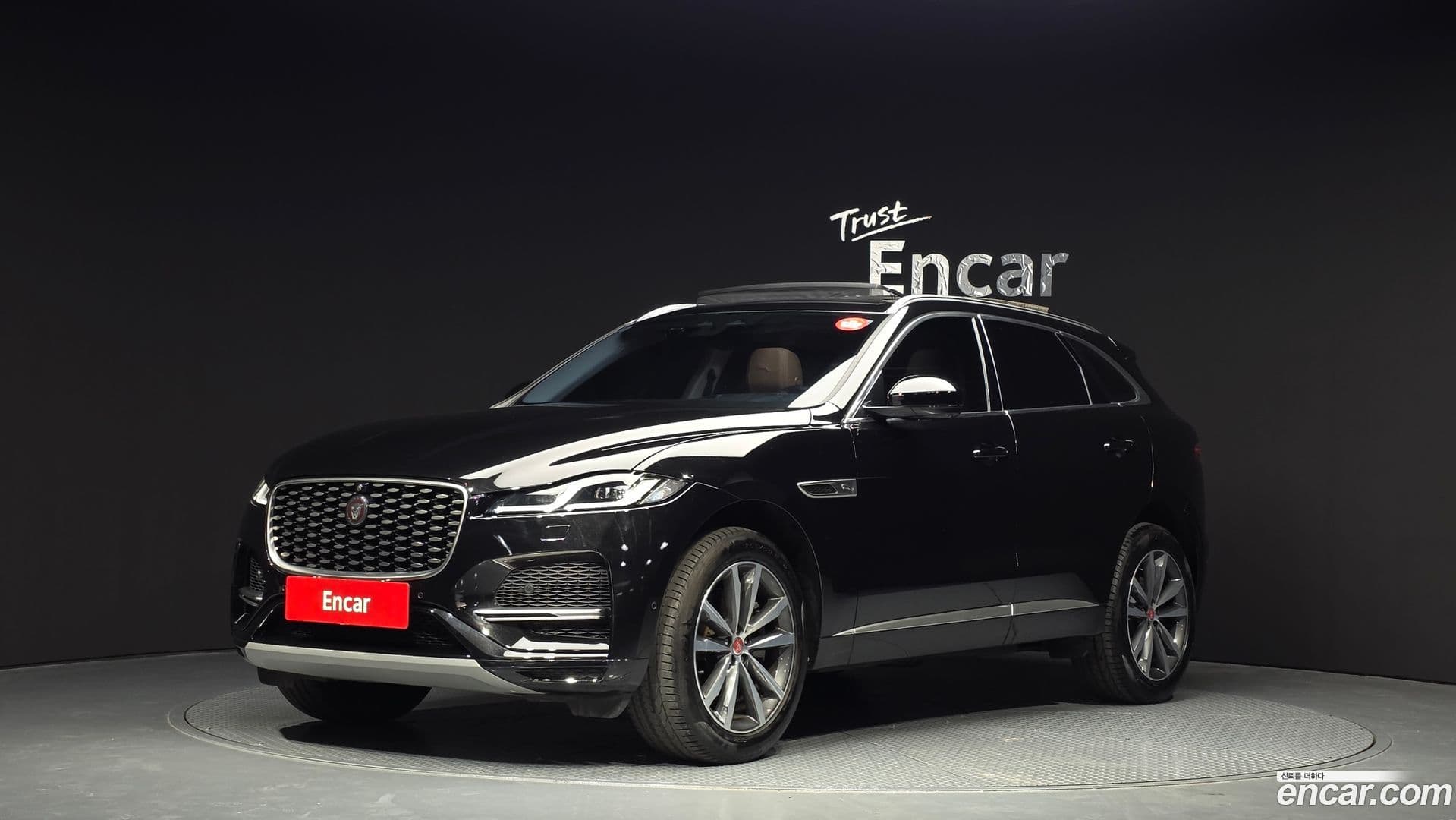 Main__Slider__Photo:F-PACE Jaguar 2021.5-0