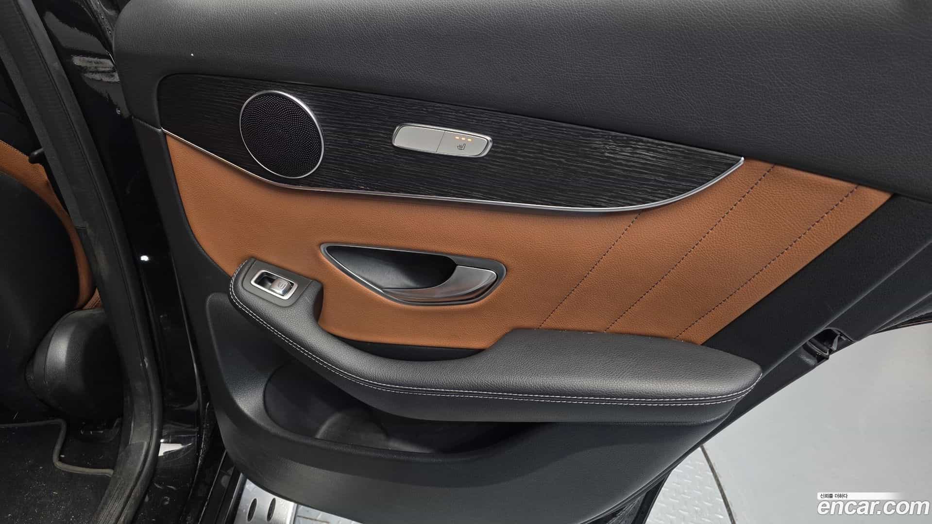 GLC-Class Mercedes-Benz 2021.1-INNER-035
