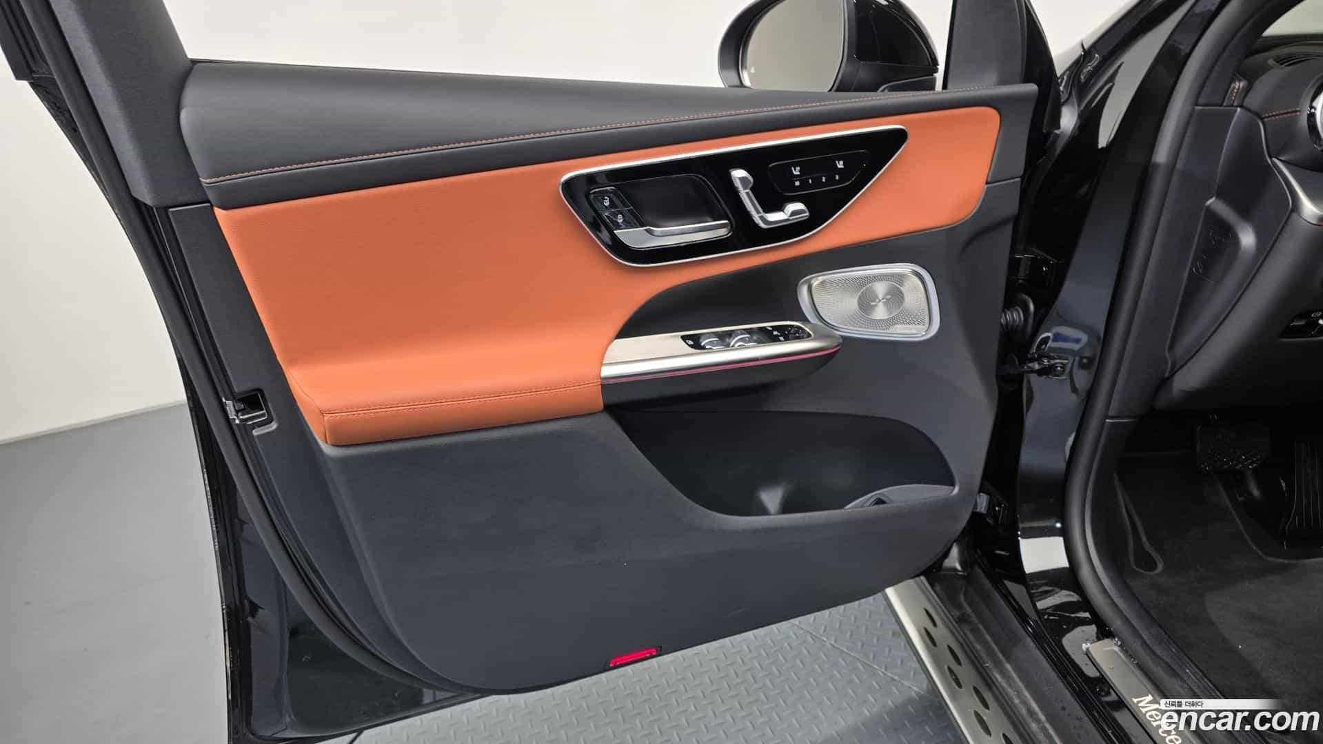 GLC-Class Mercedes-Benz 2025.0-INNER-034