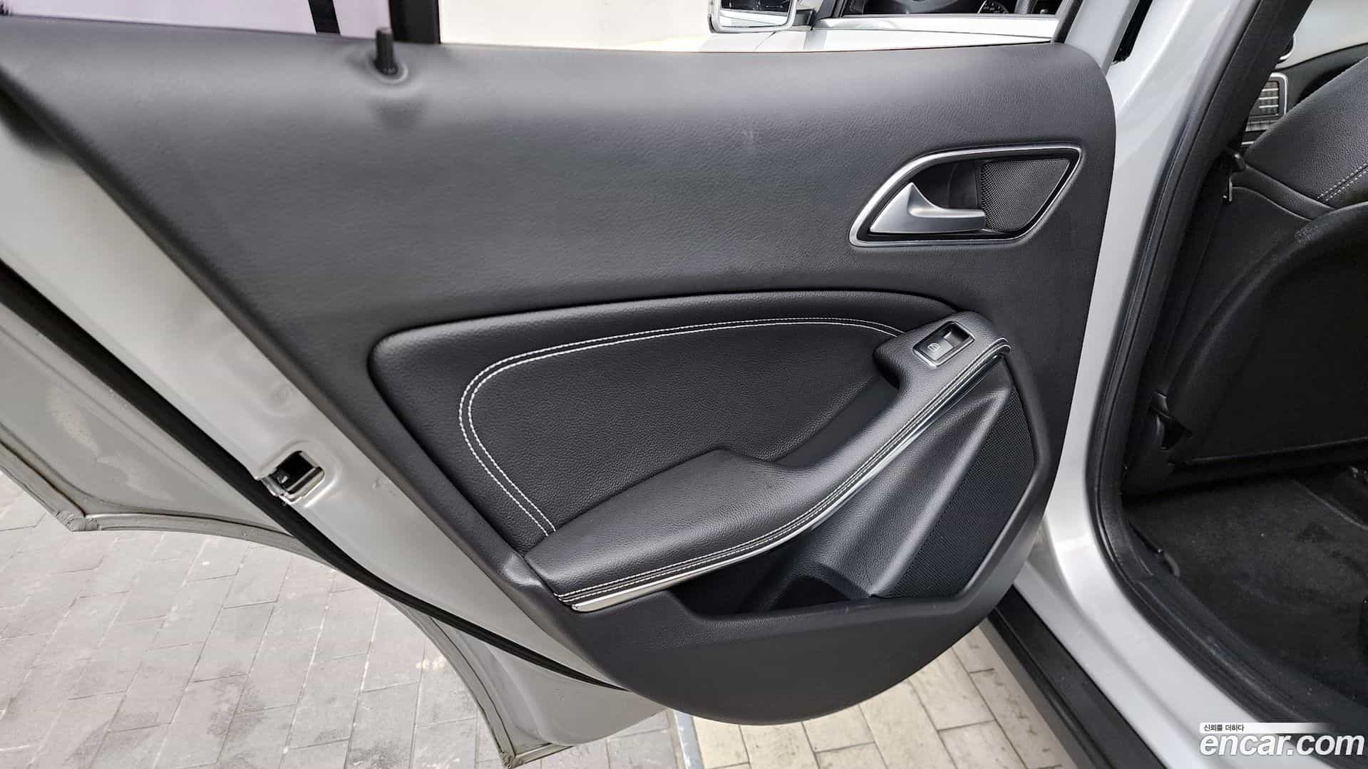 GLA-Class Mercedes-Benz 2016.9-INNER-035