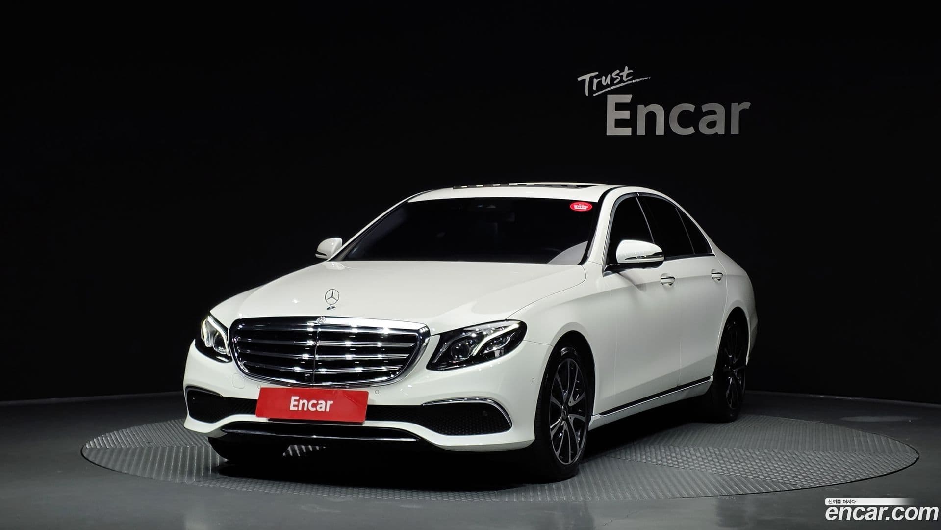 Main__Slider__Photo:E-Class Mercedes-Benz 2017.9-0